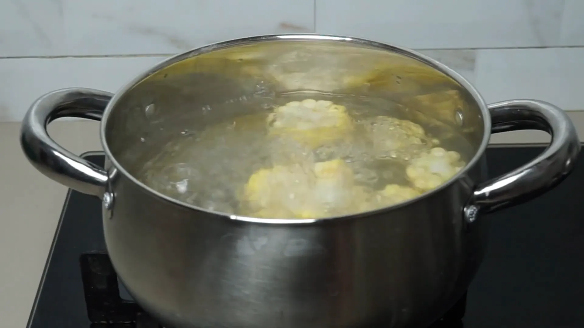 Jagung dimasukkan terlebih dahulu ke dalam air mendidih