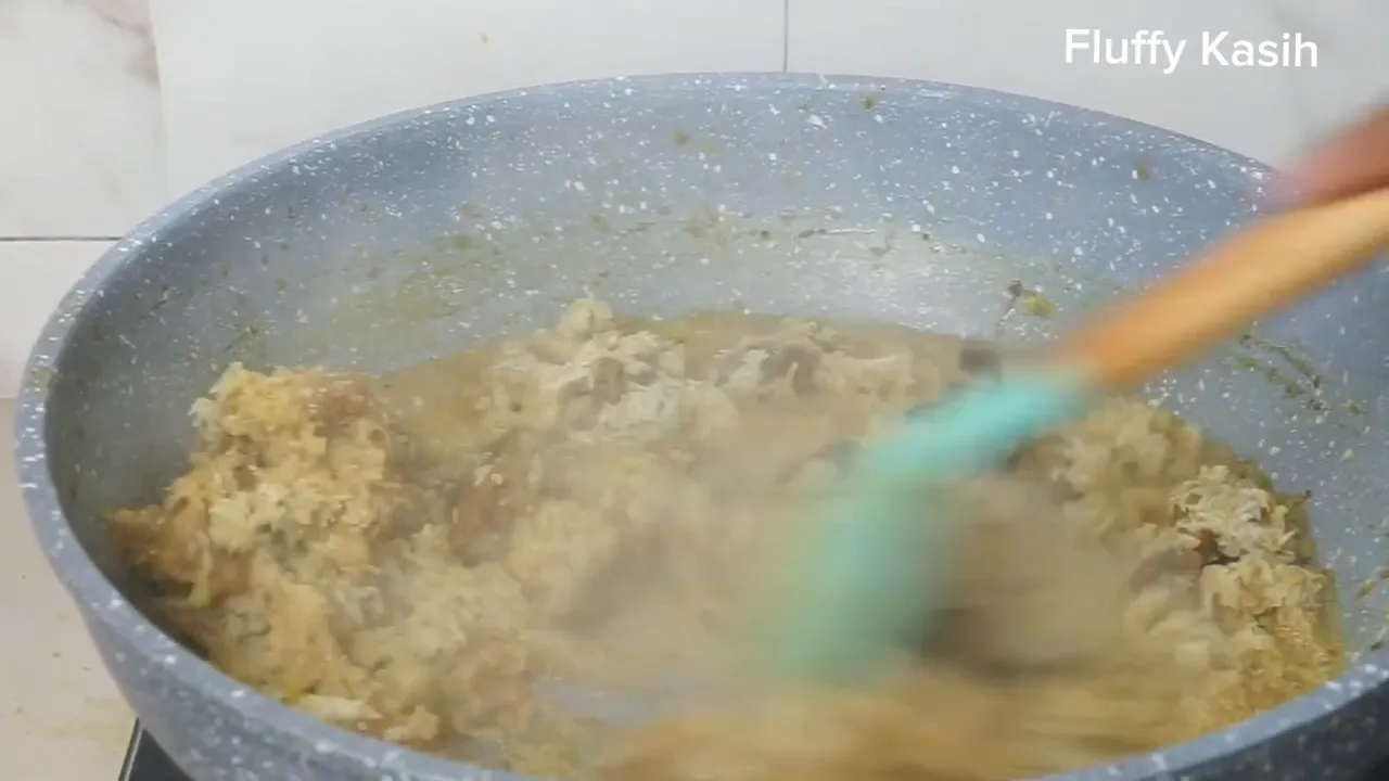 Daging yang sedang dimasak dengan bumbu halus hingga empuk