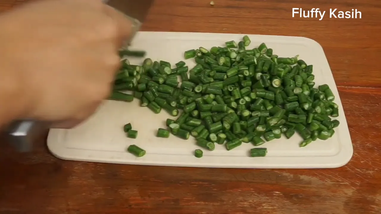 Sayur kacang panjang dan toge yang sudah dipotong dan dicuci bersih