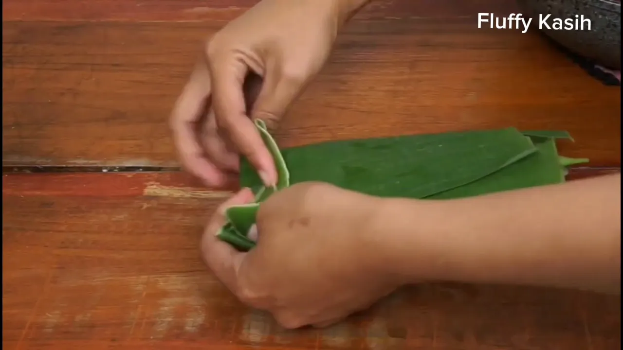 Pepes ikan tongkol yang sudah dibungkus daun pisang