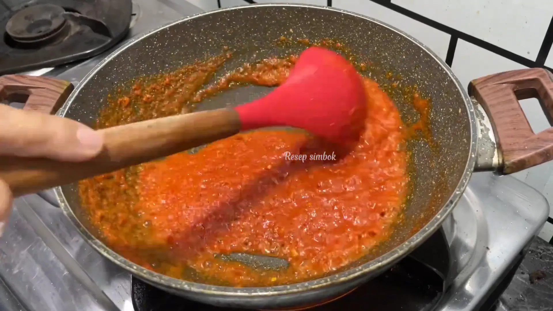 Telur balado siap disajikan dengan warna merah menggoda