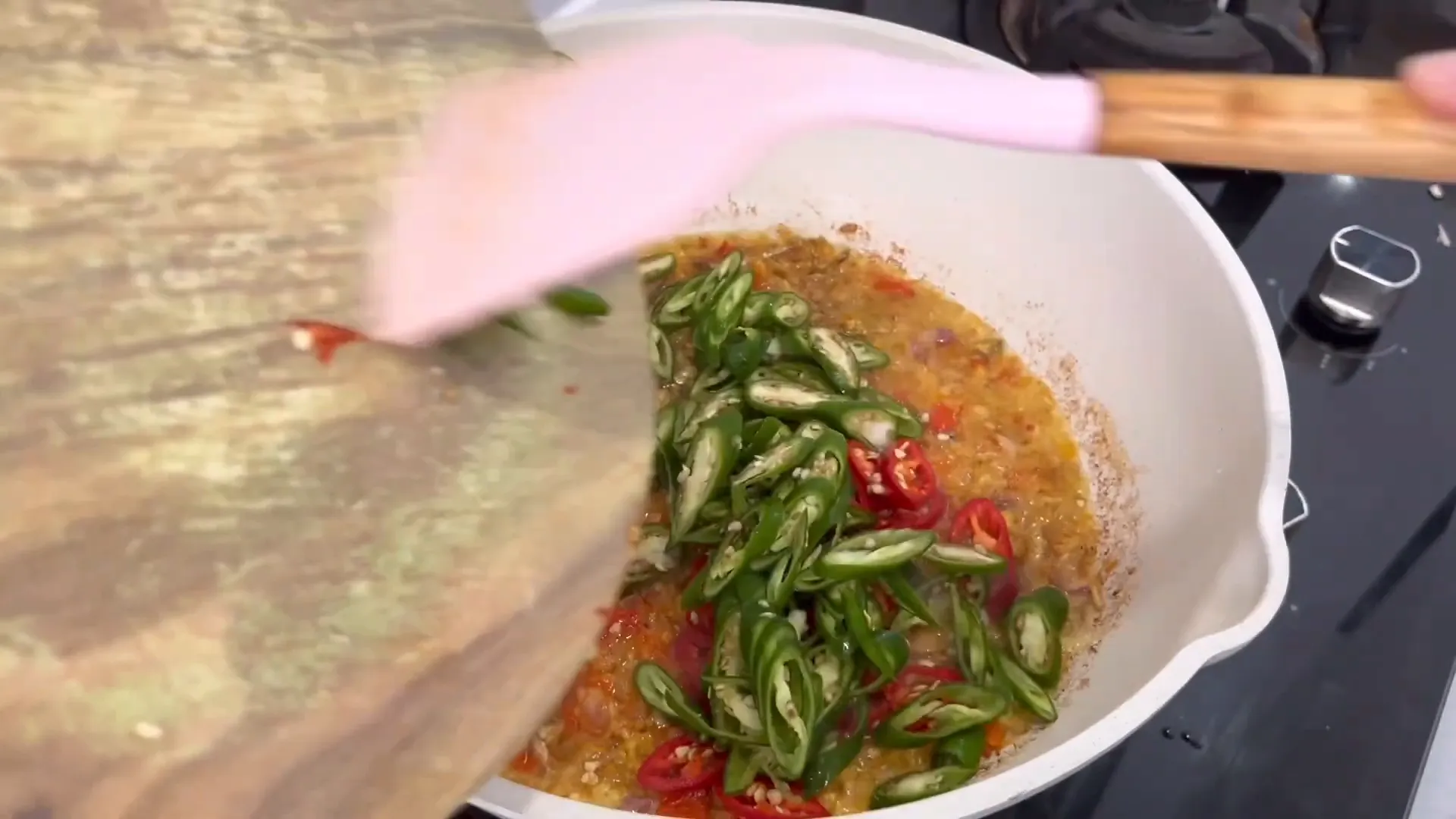 Tumis bumbu dan nangka muda hingga matang sempurna