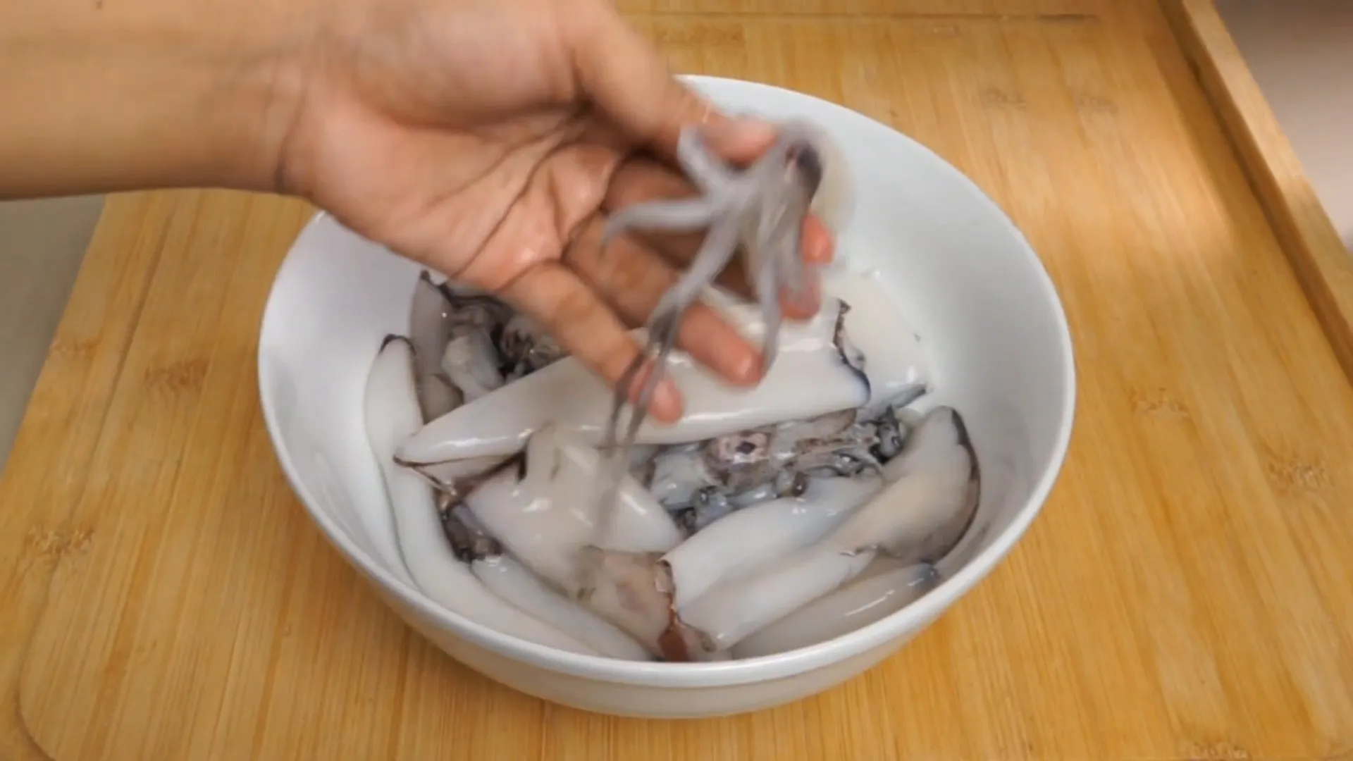 Cumi digunting-gunting agar bumbu meresap