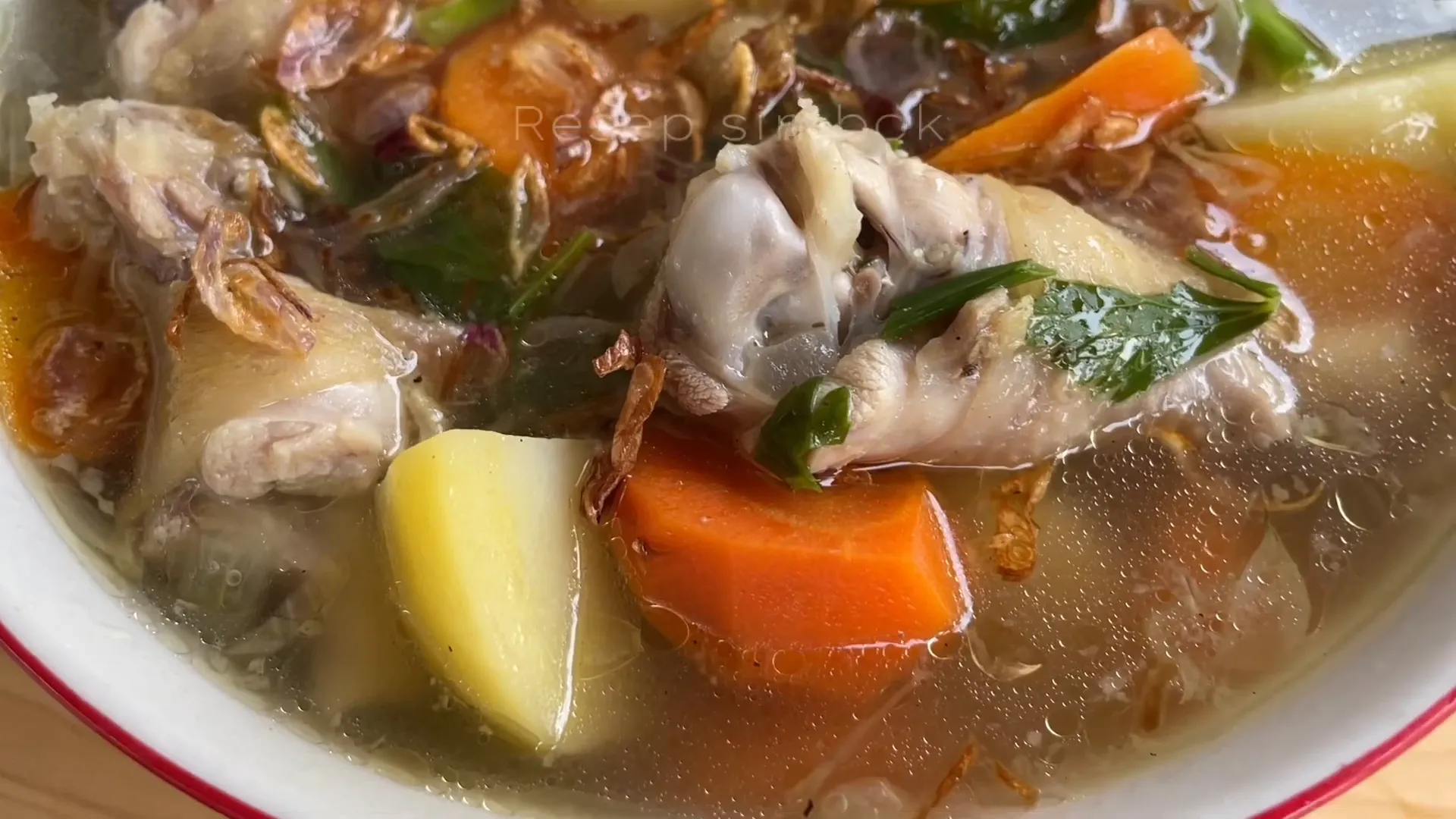 Memasak sop ayam kampung dengan bahan segar