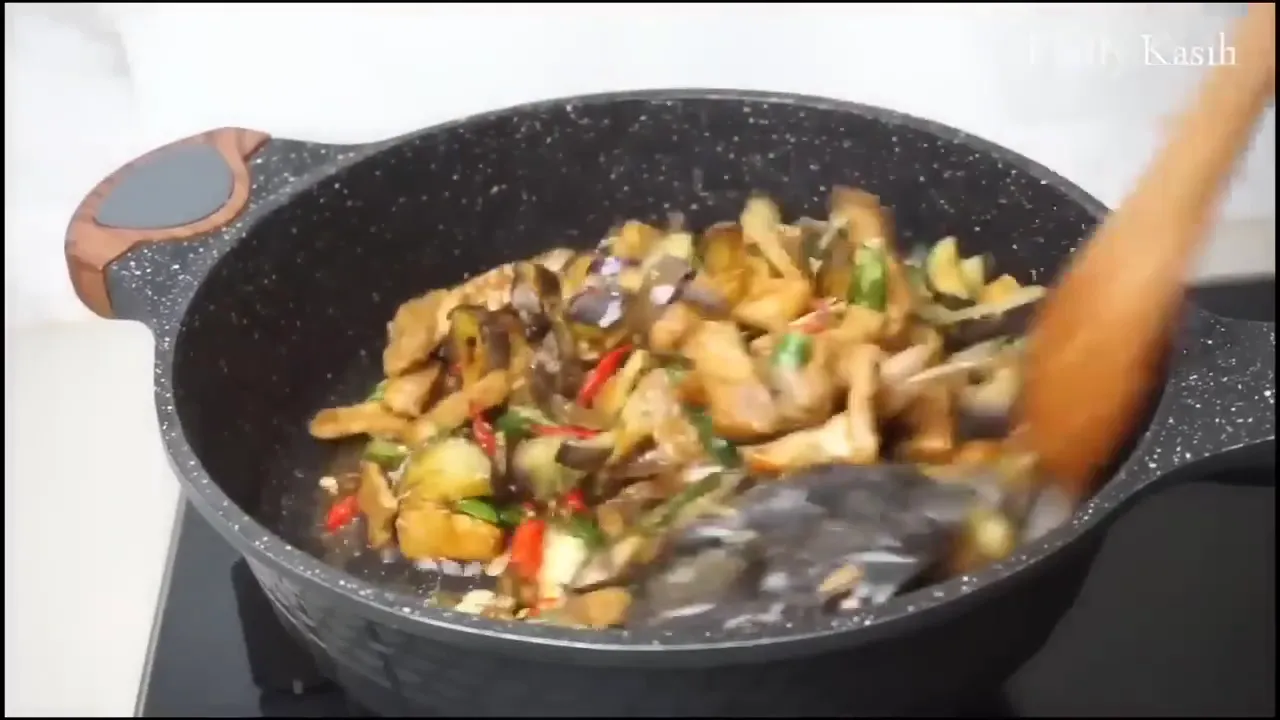 Tumis bumbu dengan cabai merah dan hijau serta daun salam