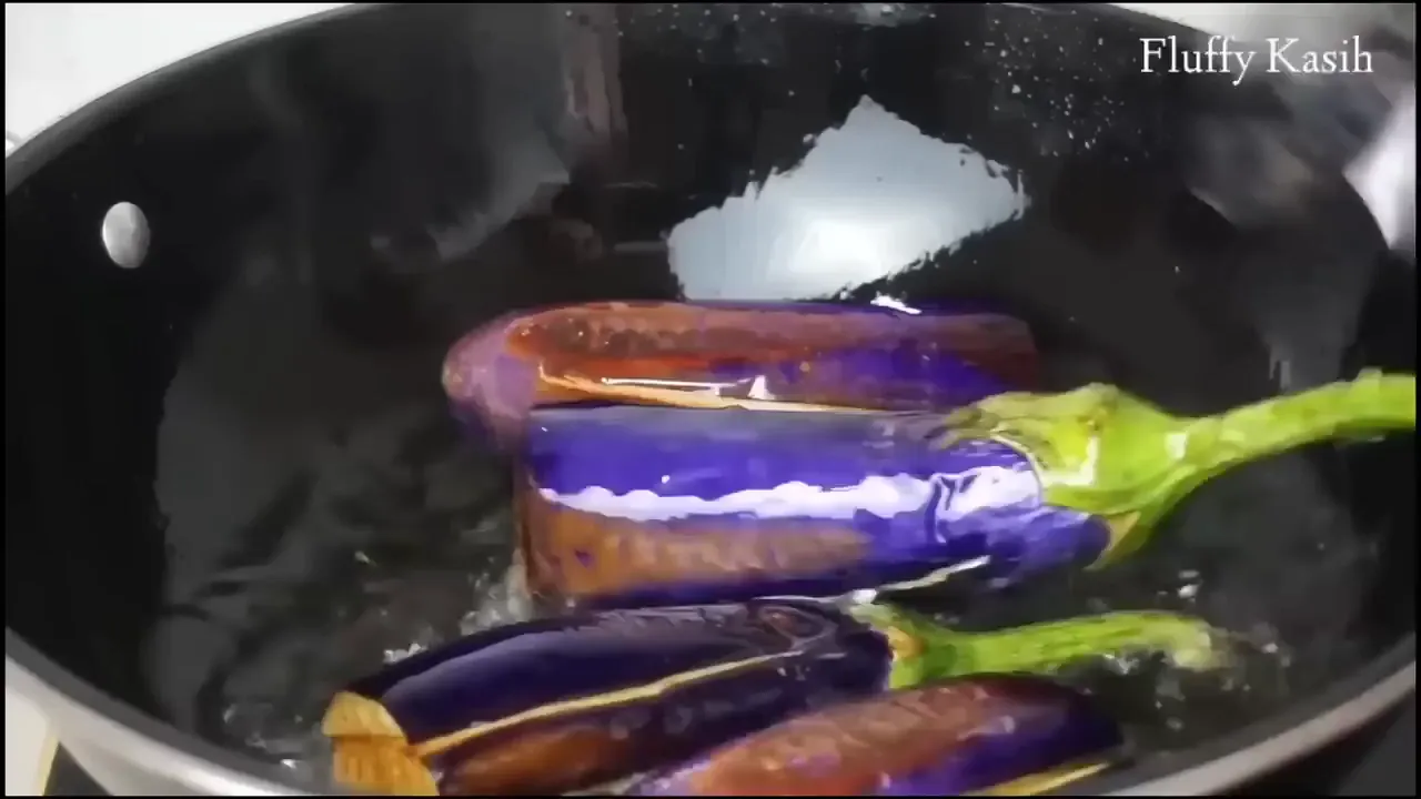 Terong goreng matang siap dicampur dengan sambal pete