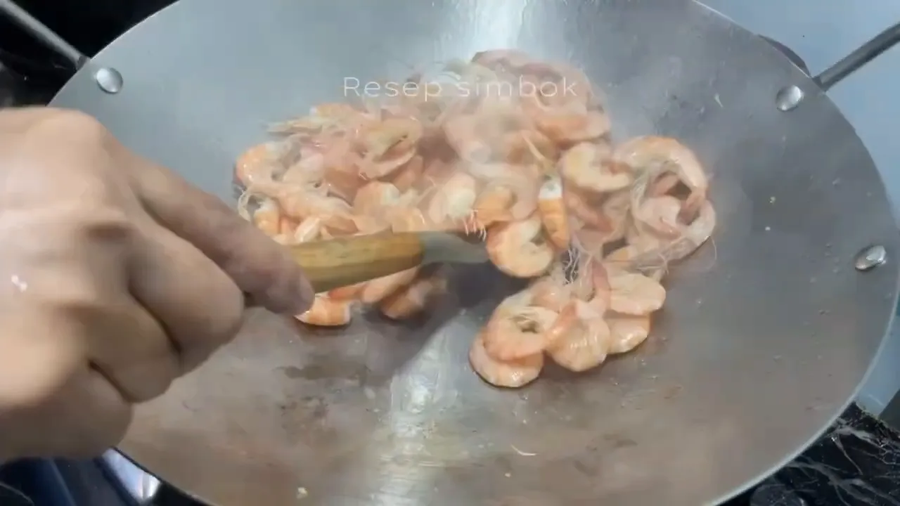 Udang tumis daun jeruk sedang dimasak