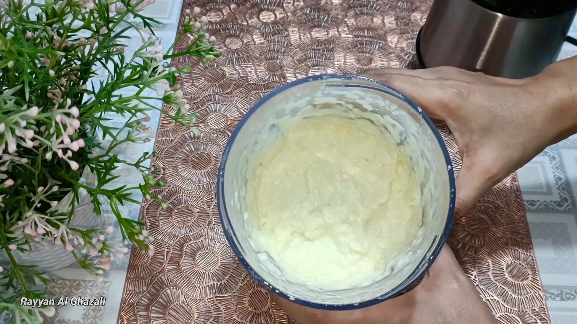 Bumbu halus bawang putih, bawang bombay, dan jahe yang siap ditumis