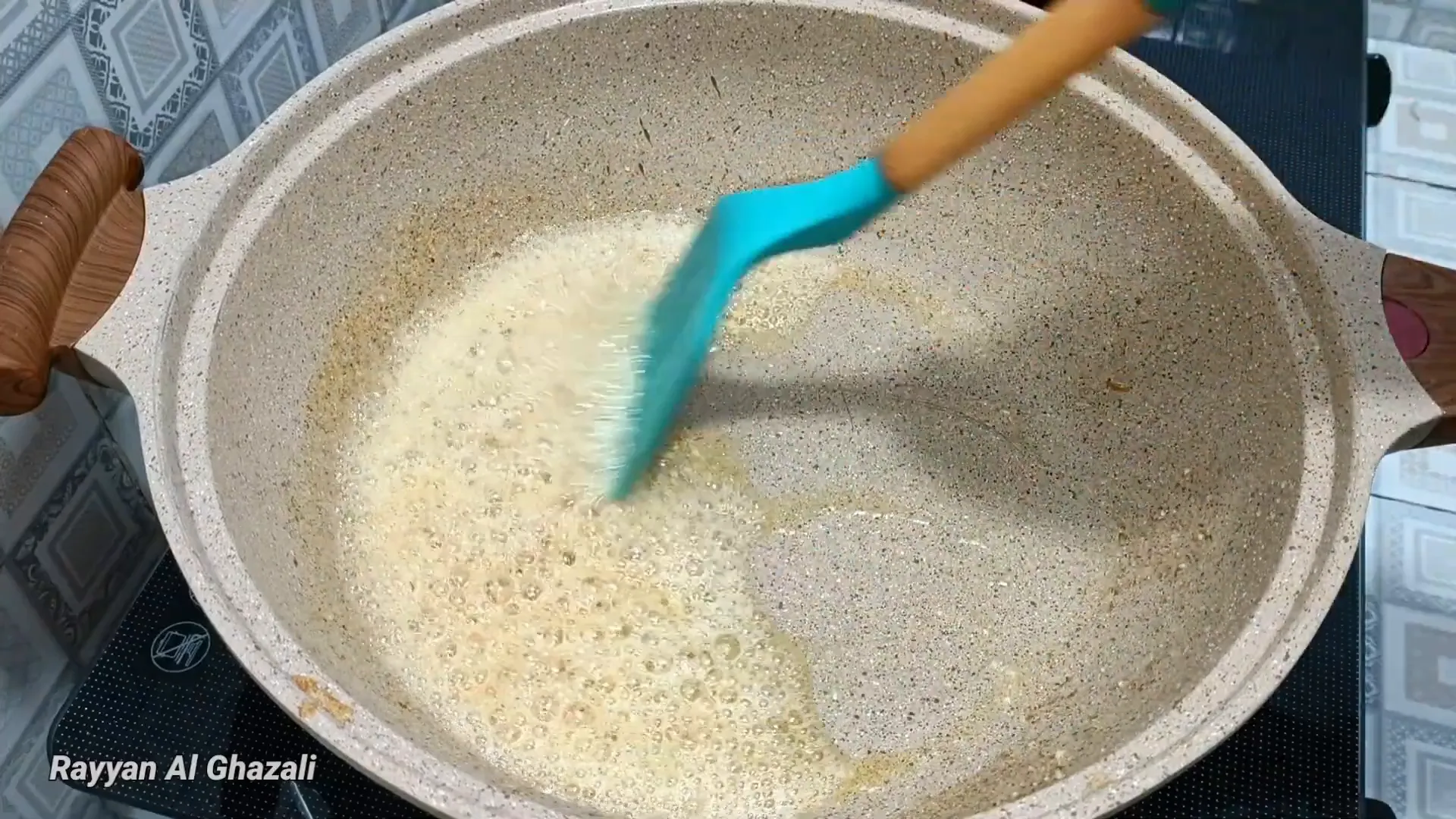 Proses memasak kwetiau goreng putih dengan bahan lengkap