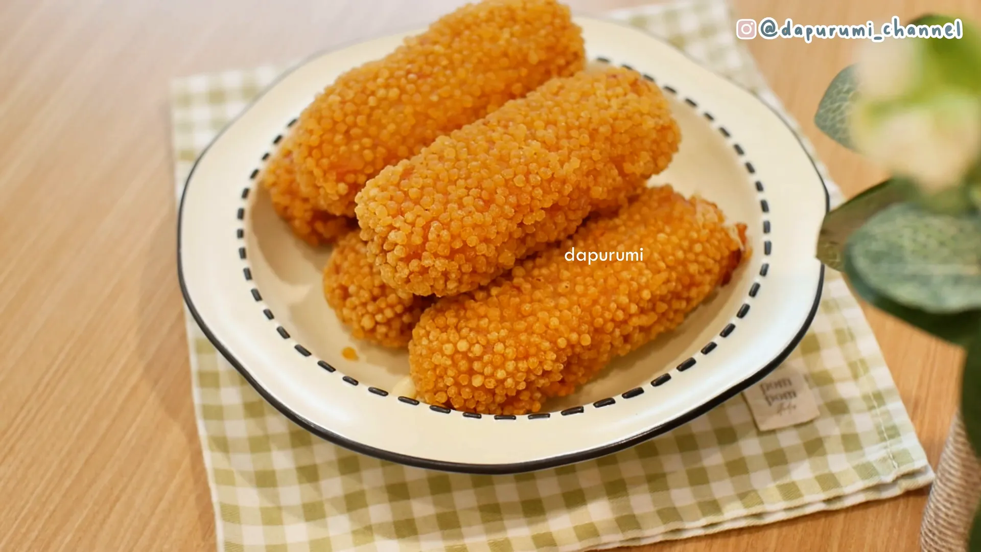 Mozzarella chicken nugget yang sudah digoreng dan siap disajikan