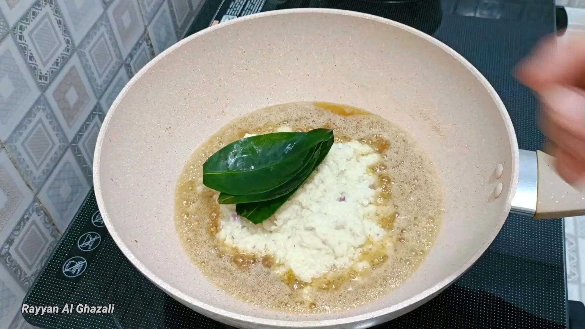 Tumis bumbu halus bersama daun salam dan lengkuas