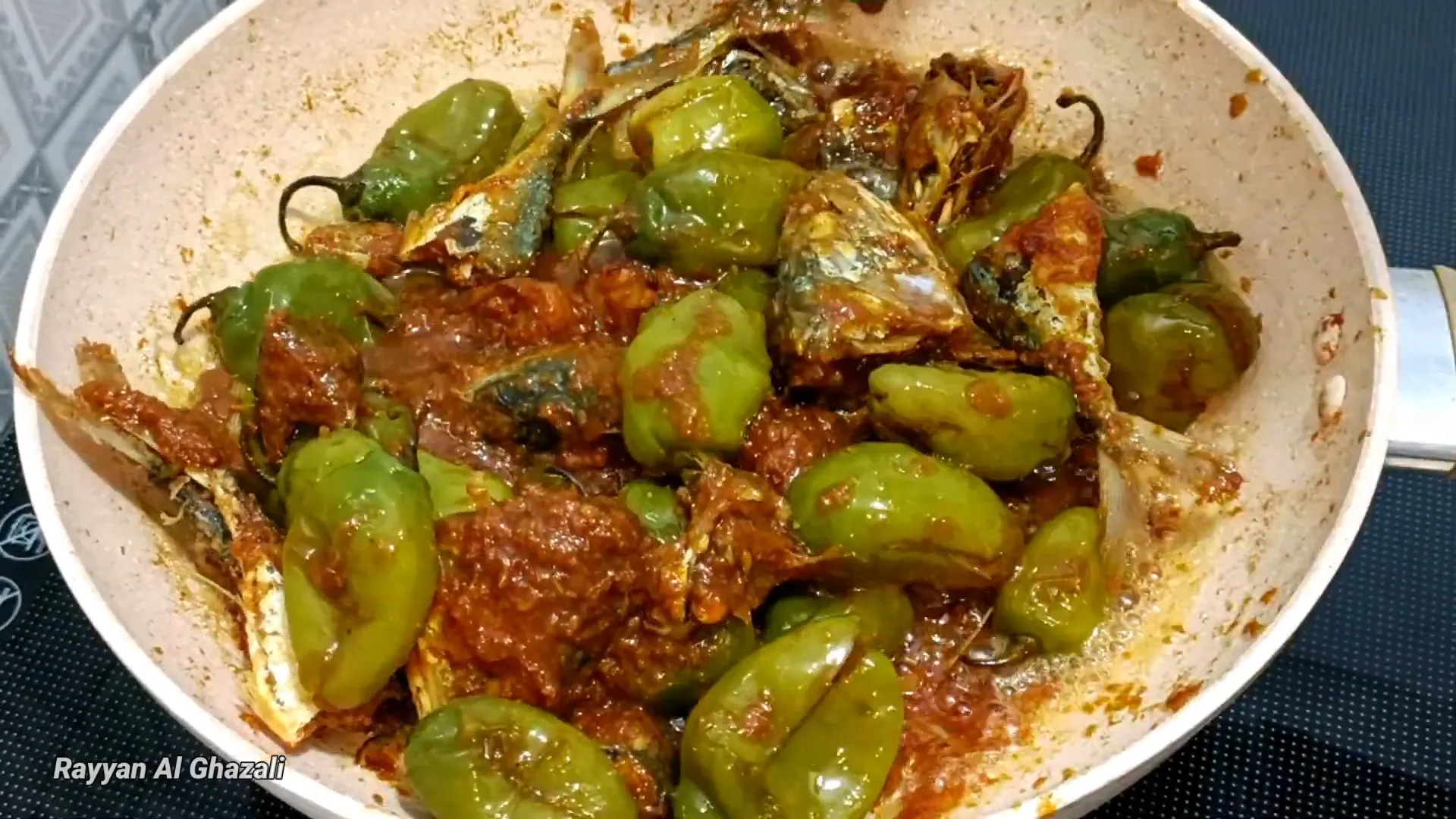 Ikan asin dicampur dengan tumisan cabe gendot