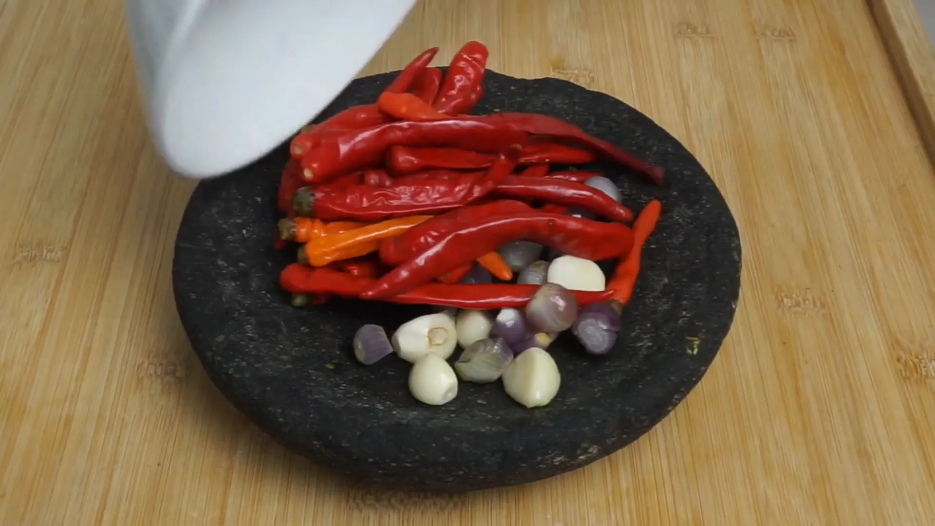 Tumis sambal dengan minyak bekas goreng agar lebih gurih