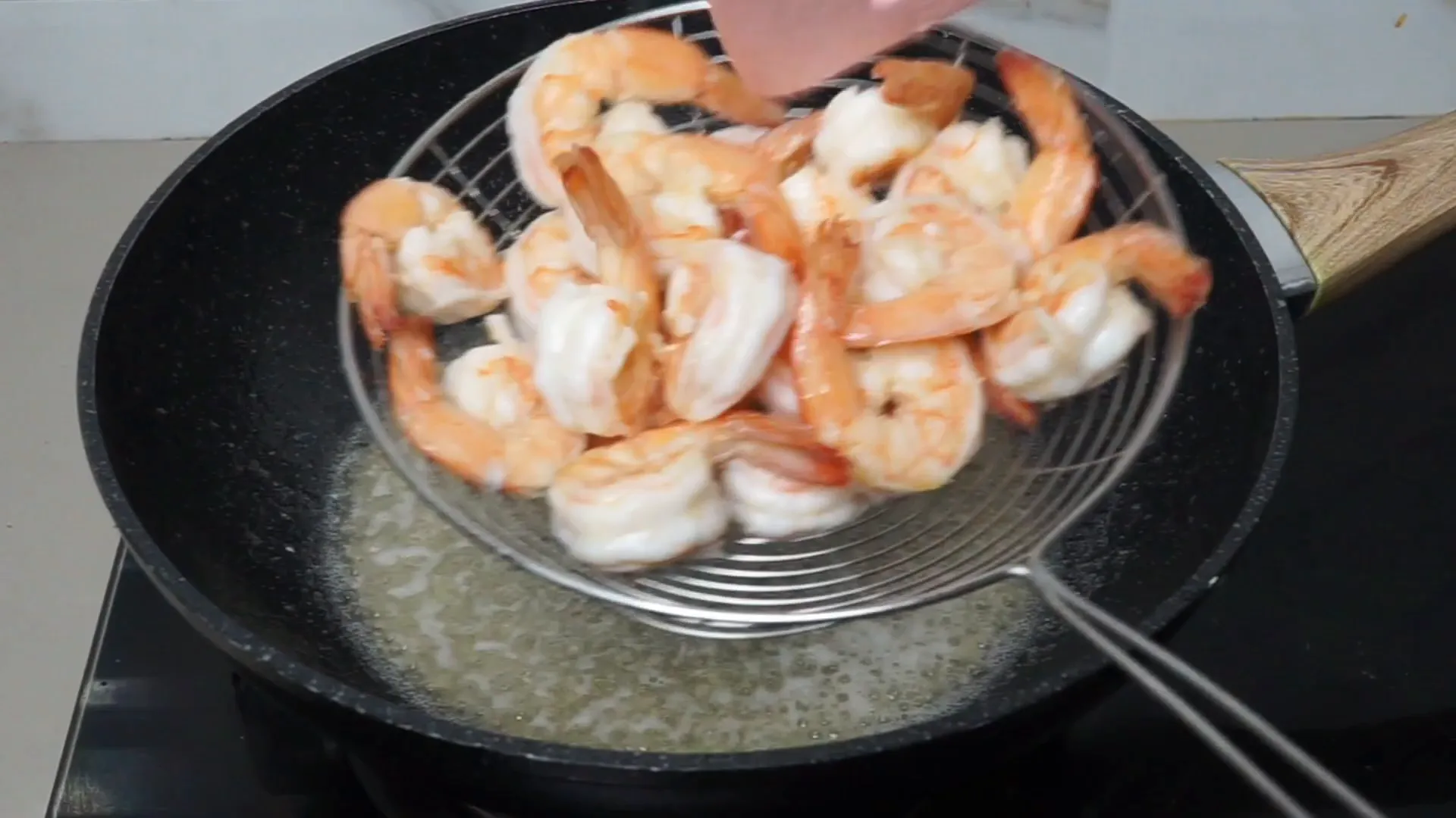Udang digoreng sebentar hingga matang