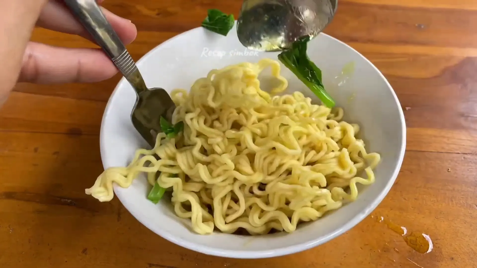 Mie ayam rumahan dengan suwiran ayam dan kuah kaldu siap disantap