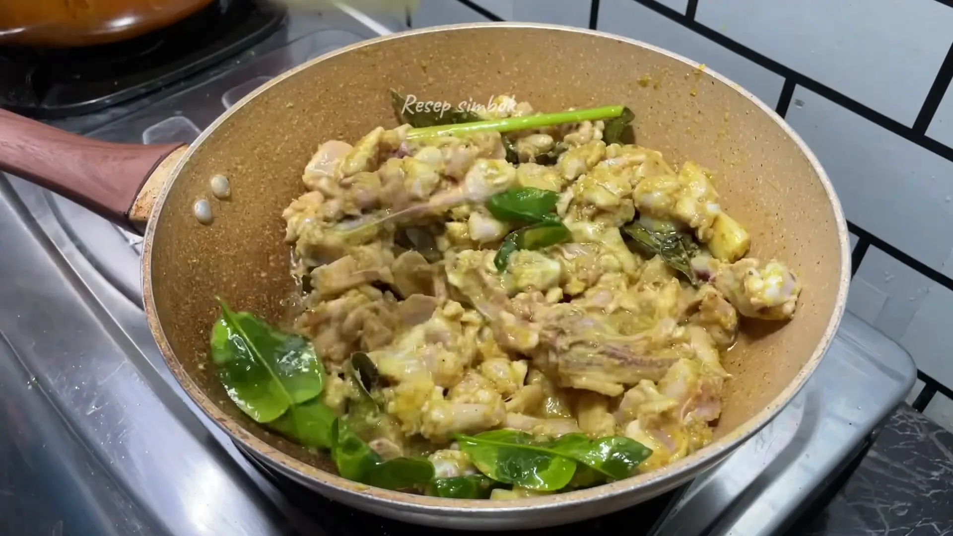 Kuah kaldu ayam bening dan harum siap disajikan