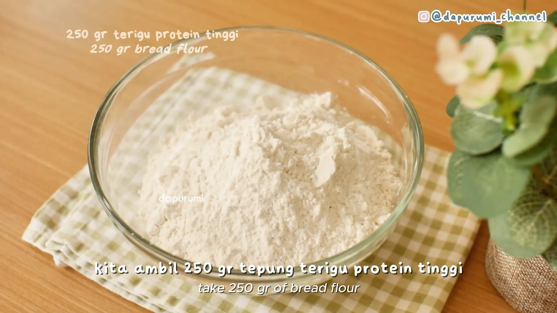 Bahan utama dirangkai; tepung, gula, ragi, dan telur