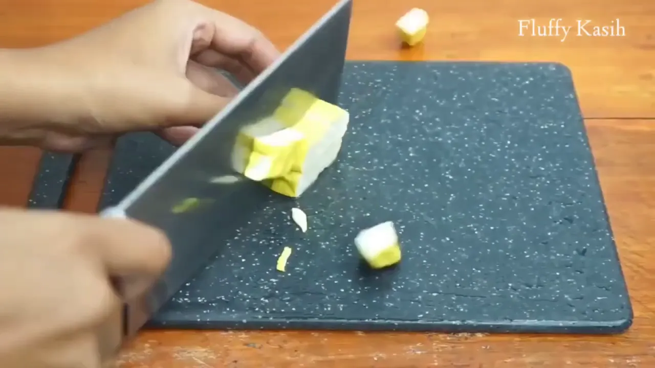 Potong tahu kuning untuk tumisan