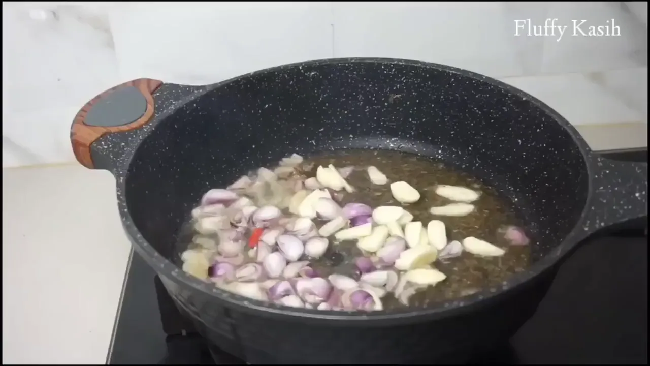 Tumis bumbu dan campur bahan gorengan terong tempe teri