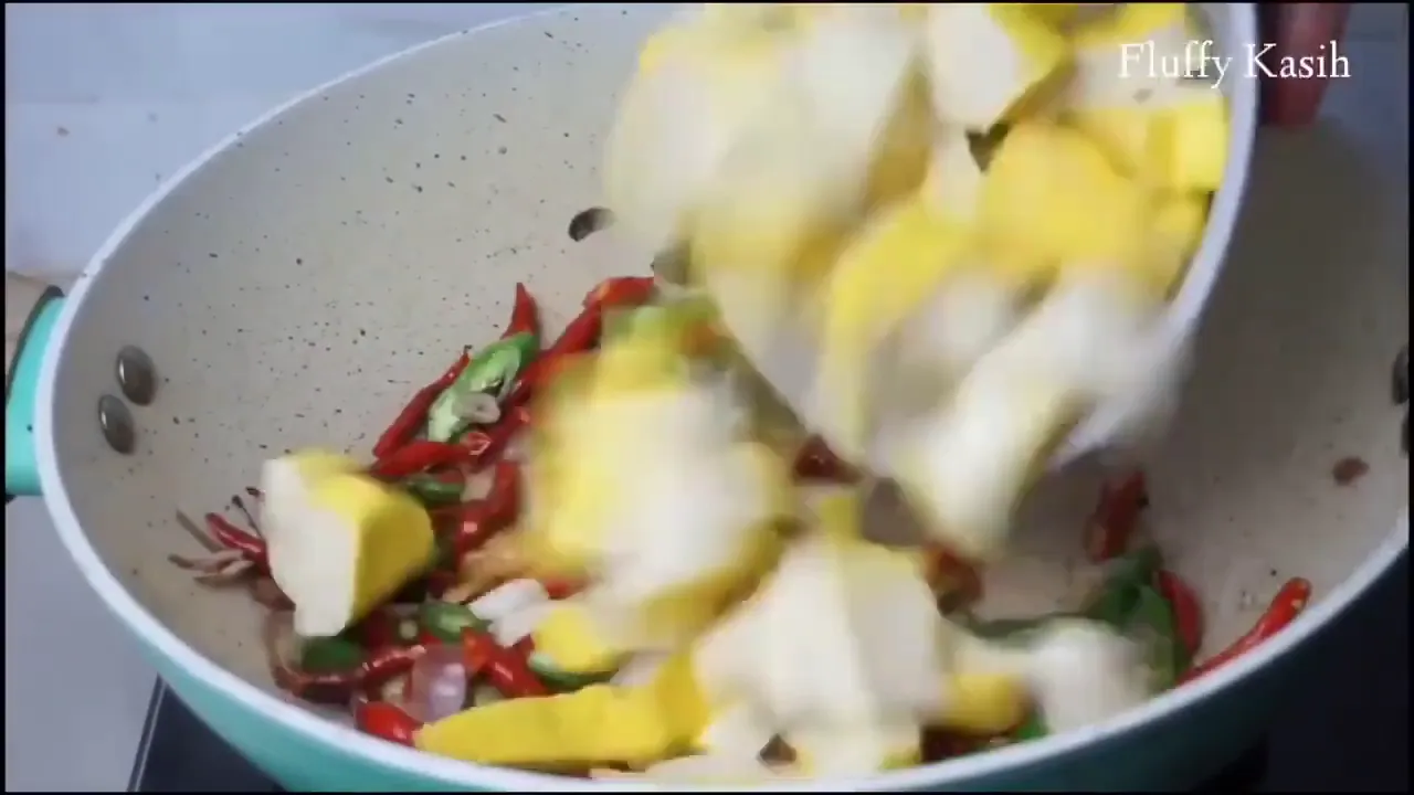 Tumis bumbu dan masukkan tahu kuning