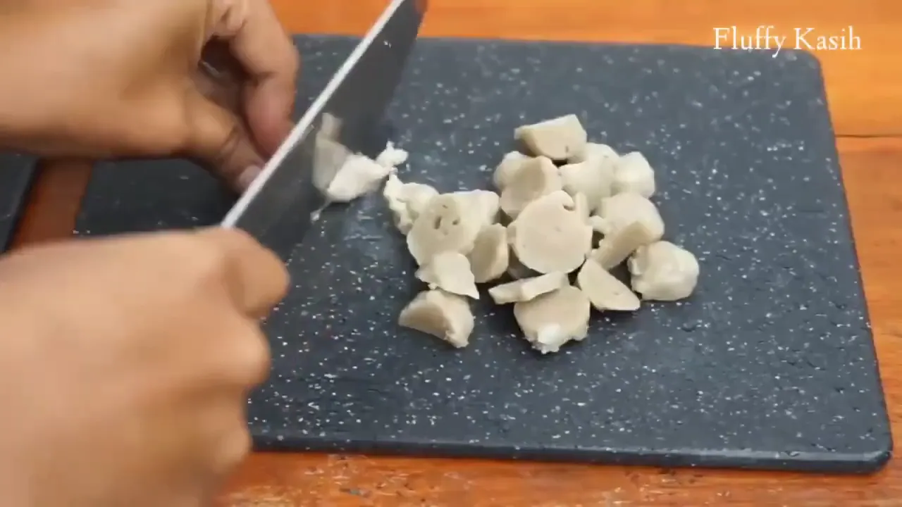 Tumis bumbu dan bakso untuk tumisan tahu