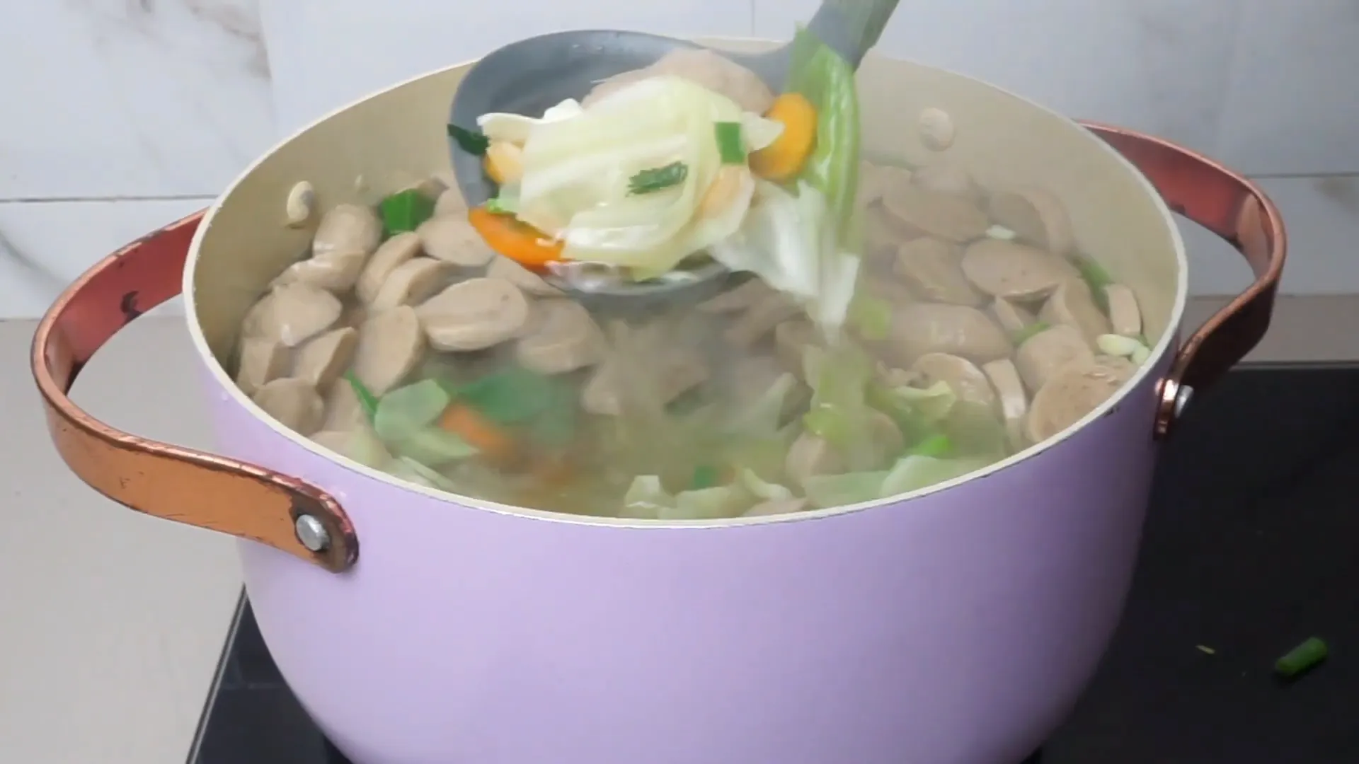 Sup sayur segar siap dinikmati