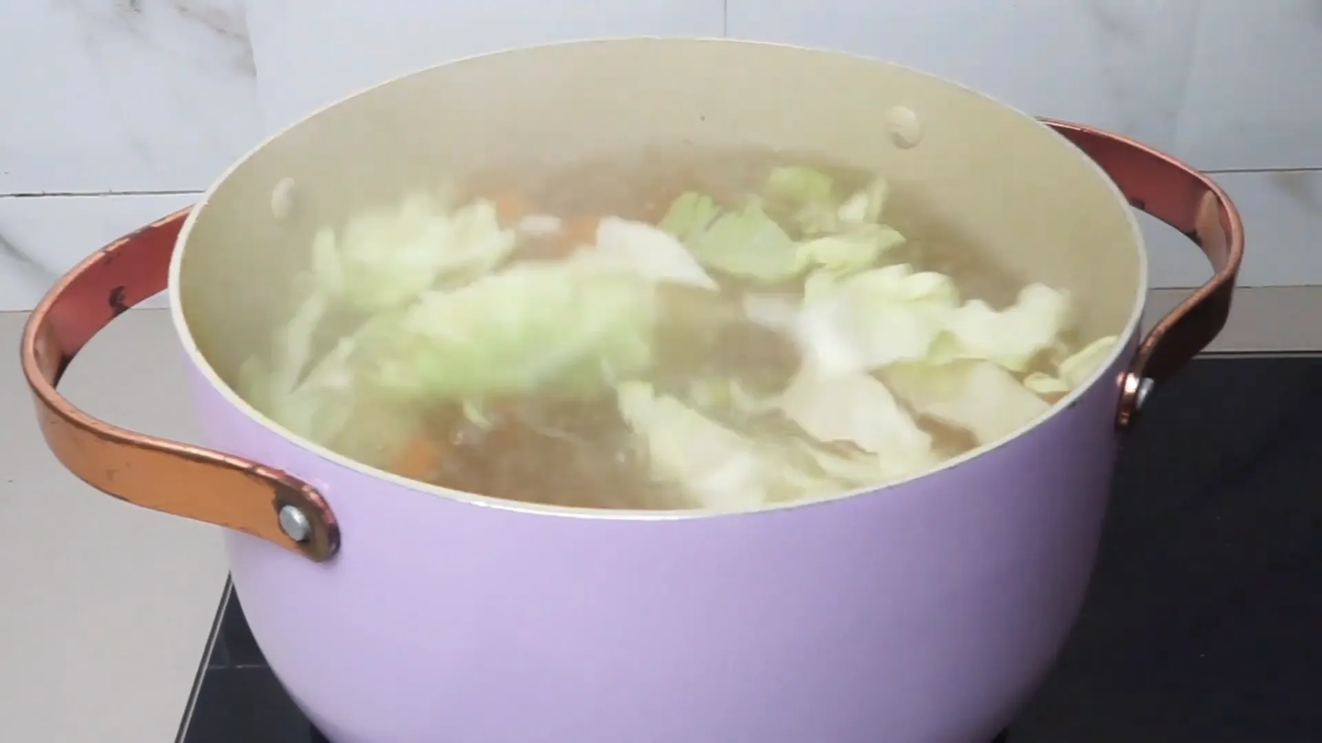 Rebus sayur dan bakso dalam sup