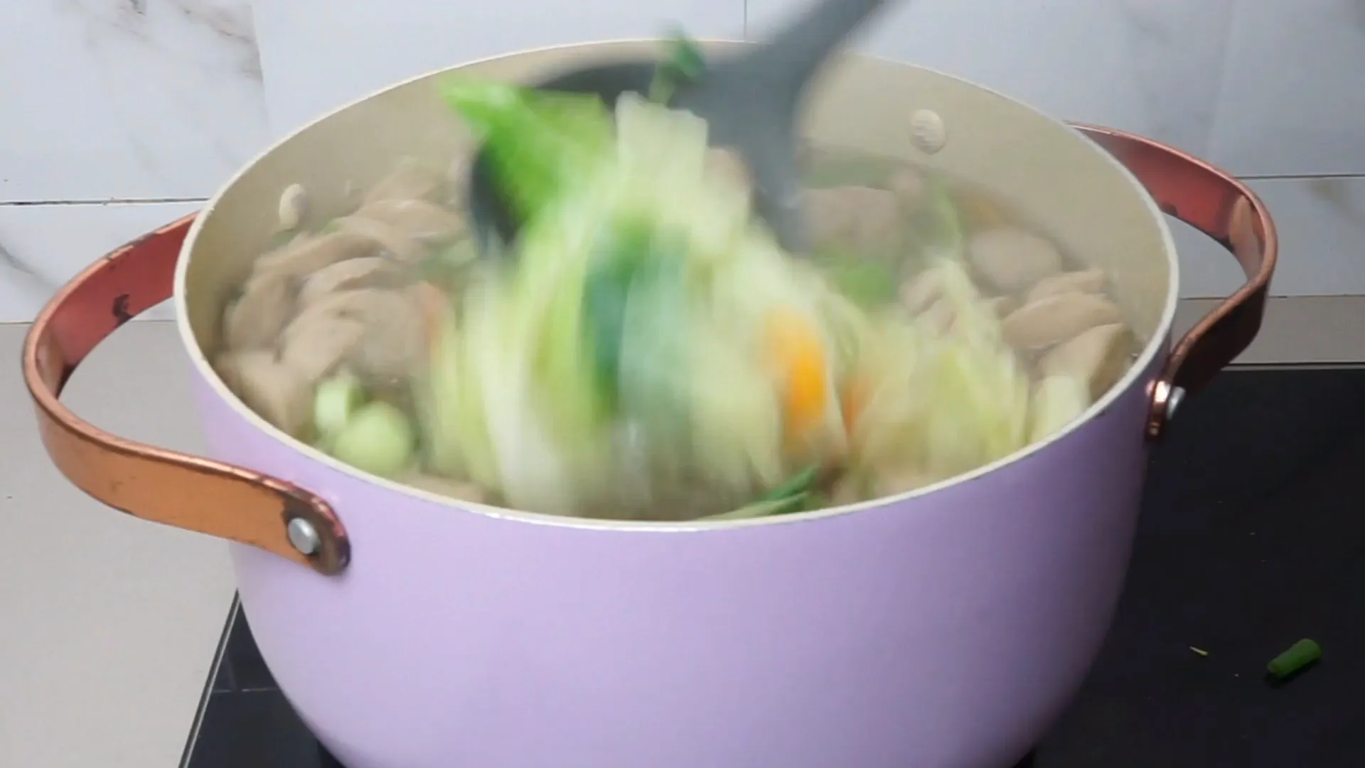 Sup sayur siap disajikan hangat