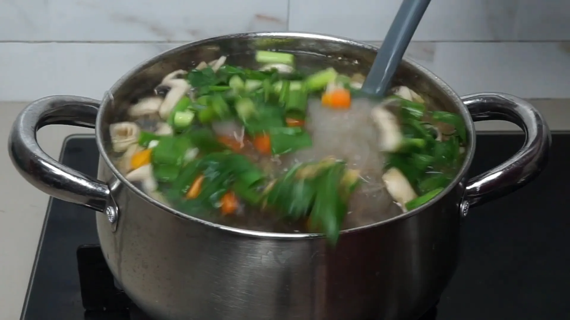 Sup daging dengan wortel, jamur, dan soun siap disajikan