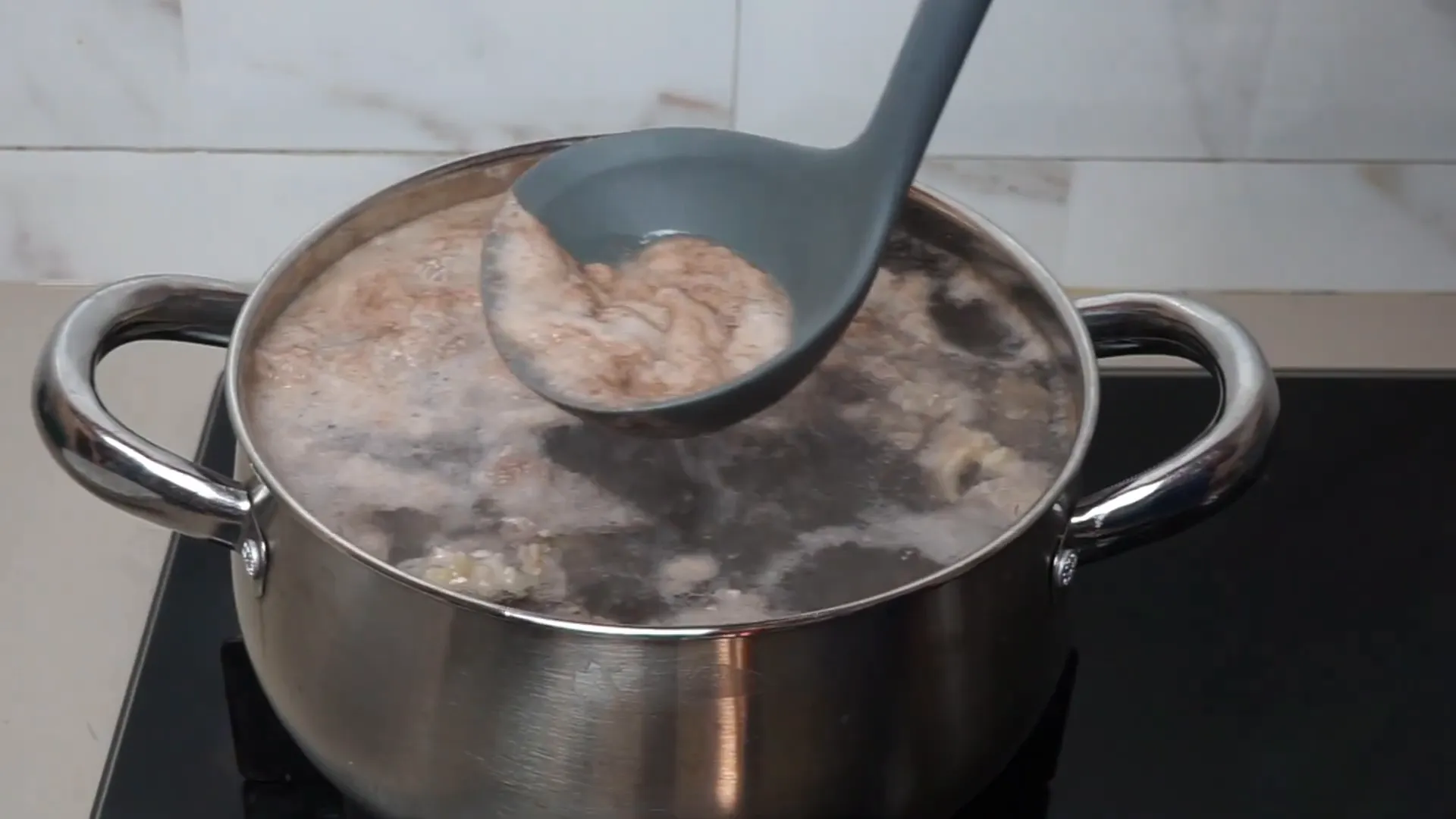Rebus daging sapi dan buang busa agar kuah lebih segar