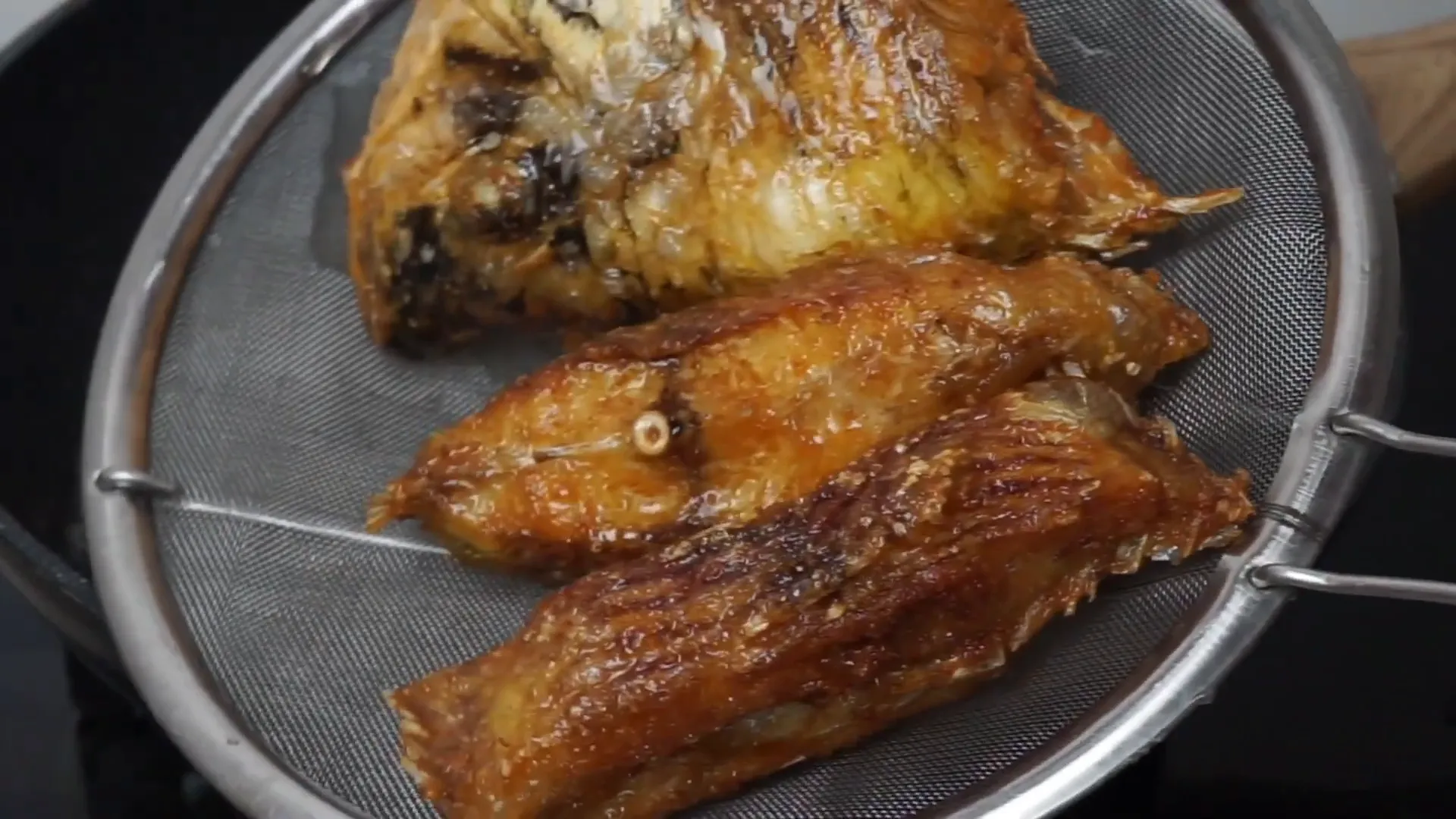 Ikan goreng berwarna keemasan siap disajikan