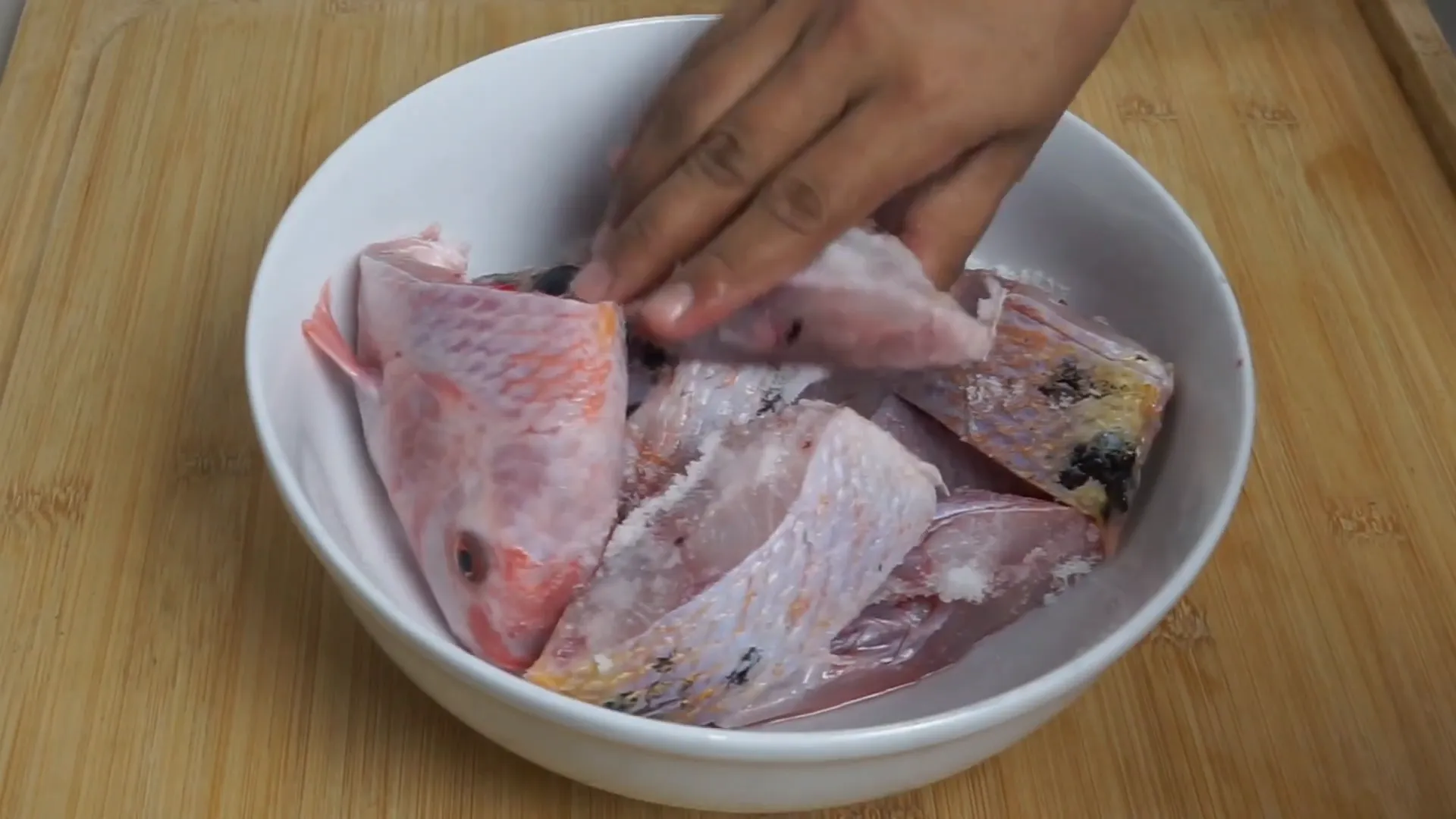 Marinasi ikan dengan garam dan cuka untuk hilangkan bau tanah