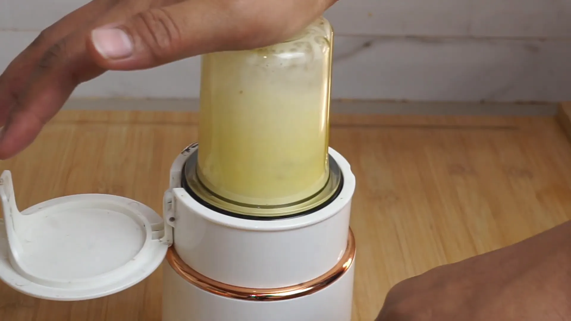 Menghaluskan bawang putih untuk bumbu marinasi