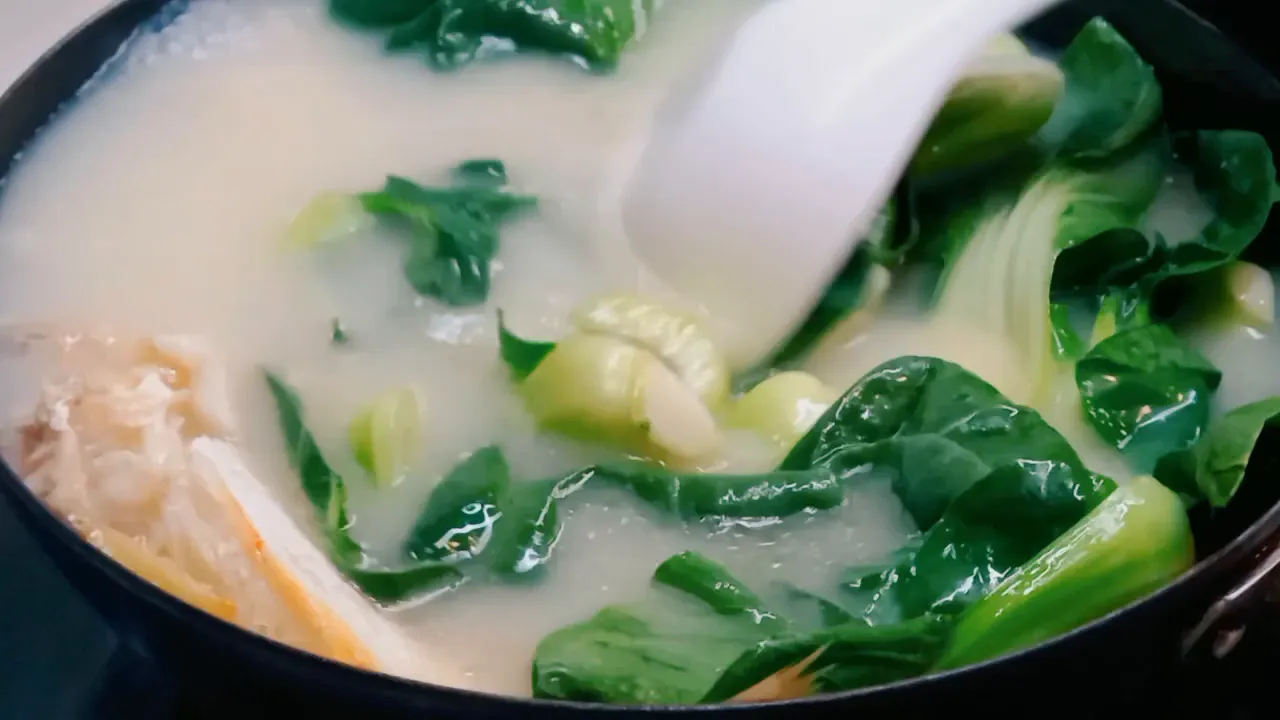 Sayur sawi sendok direbus dalam kuah sup ikan kurisi