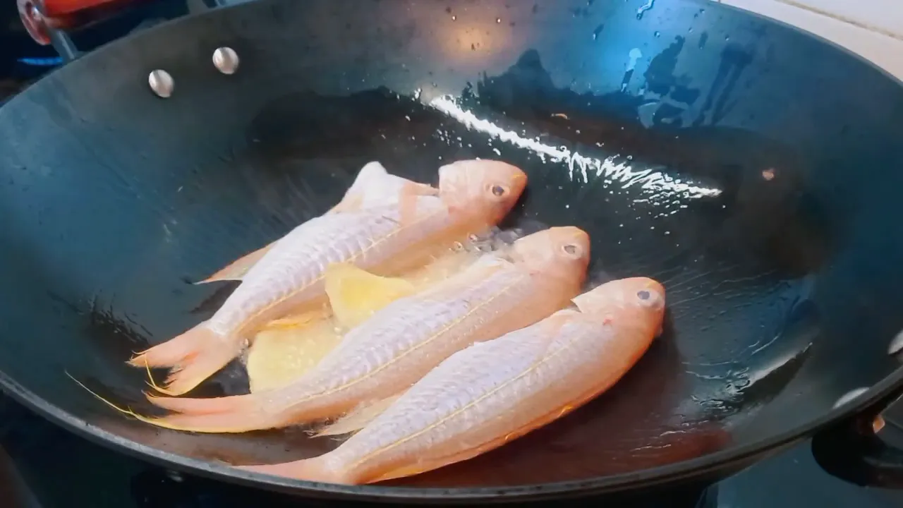 Menggoreng ikan kurisi dengan jahe sampai kecoklatan