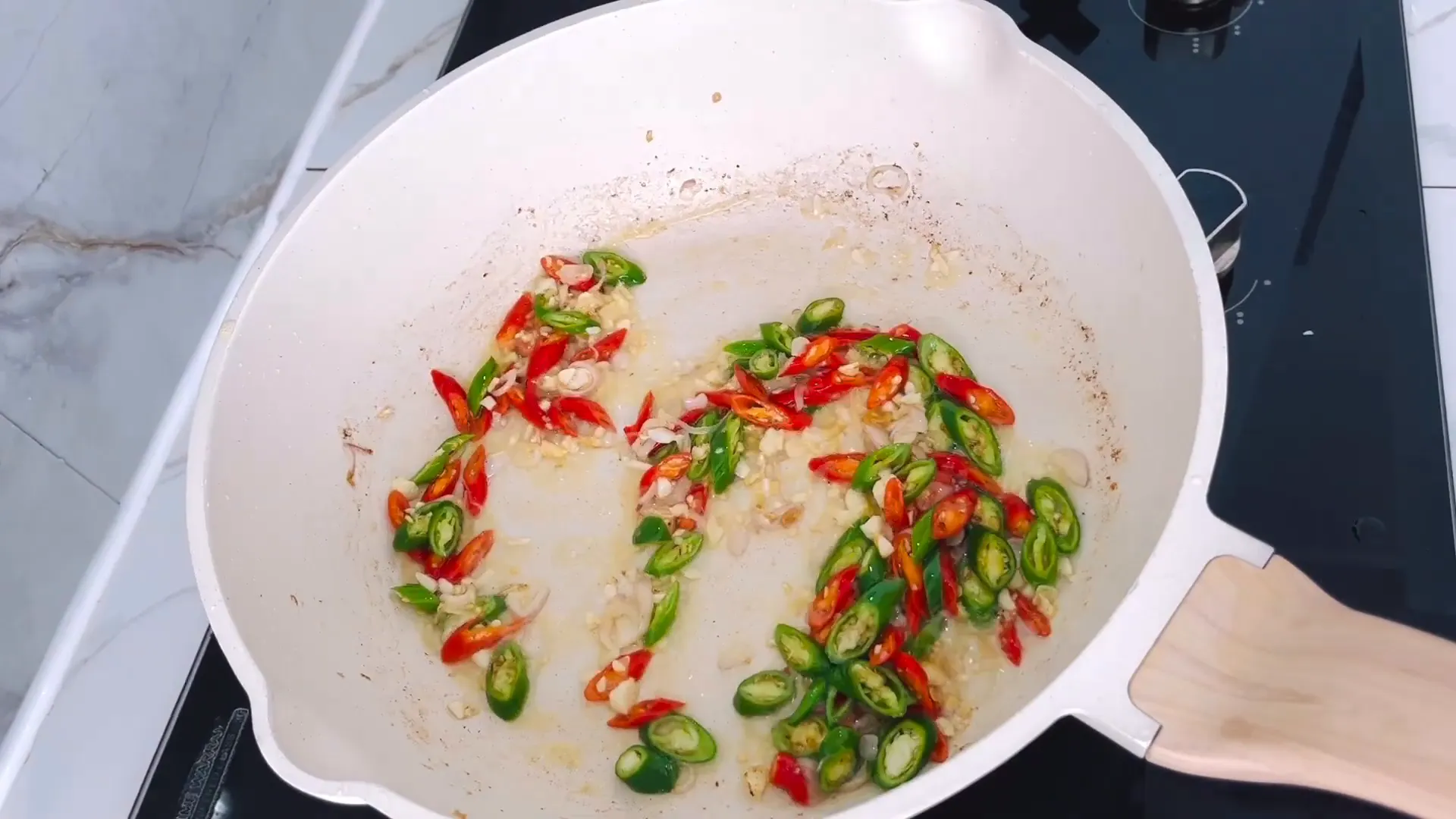 Tumis bawang putih, bawang merah, cabai, dan bawang bombay hingga harum