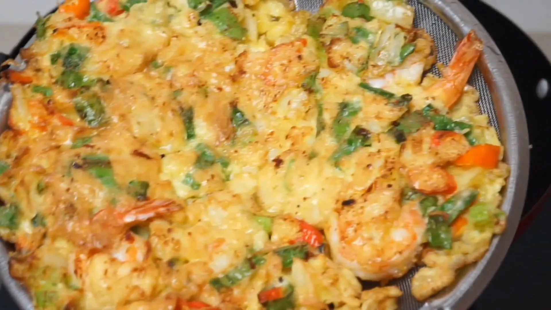 Lauk sarapan telur udang dengan bawang bombay dan cabai siap disajikan