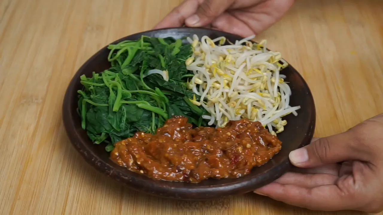 Sajikan gluban bayam dengan sambal terasi dan tempe goreng sreng