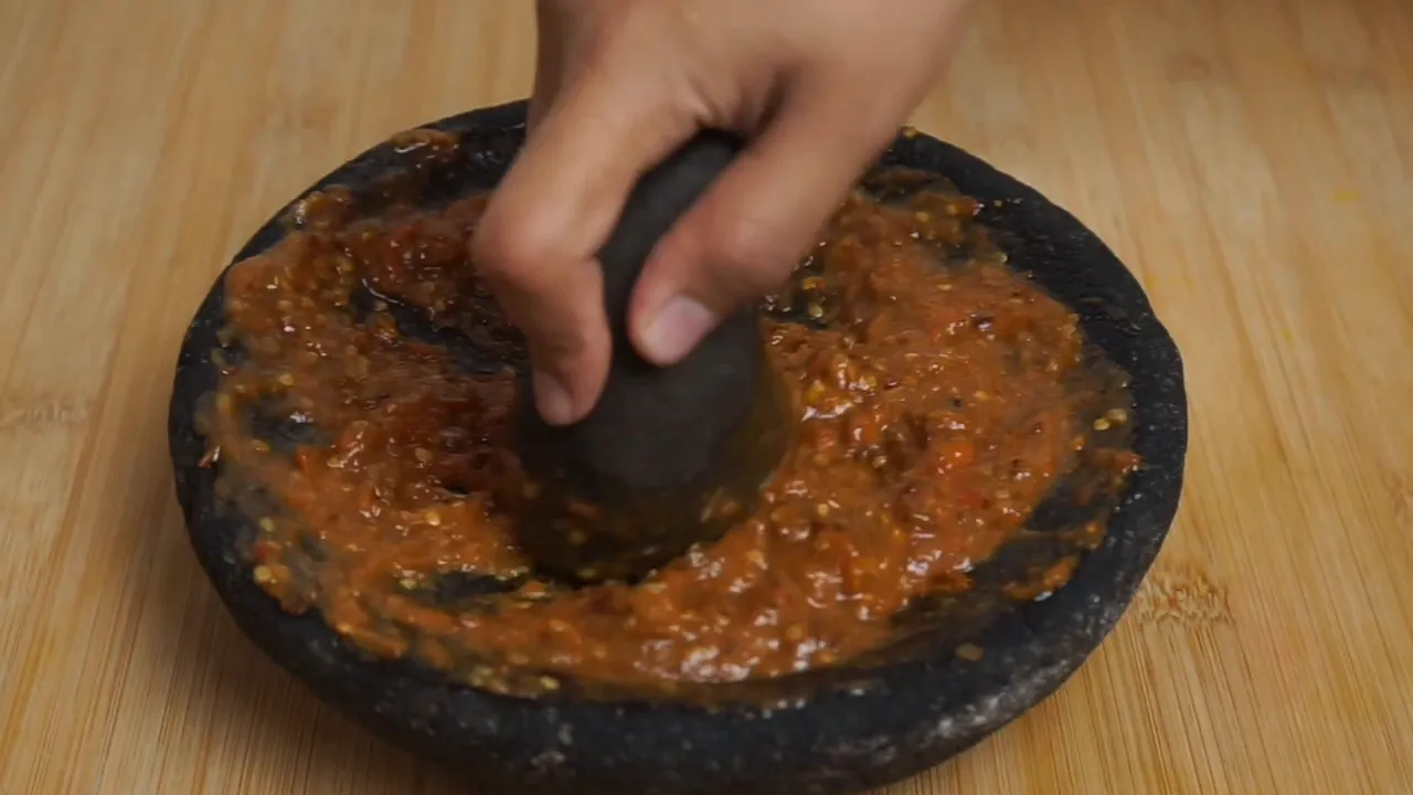 Mengulek sambal terasi sampai halus