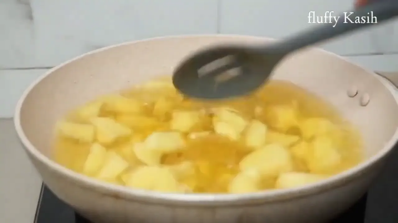 Sambal goreng telur puyuh dengan kentang dan pete siap disajikan