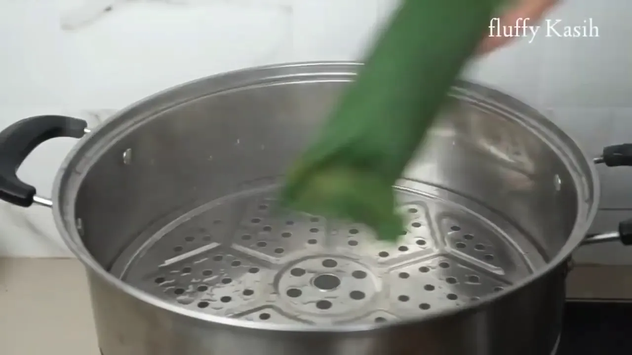 Pepes ikan tongkol yang dibungkus daun pisang siap dikukus