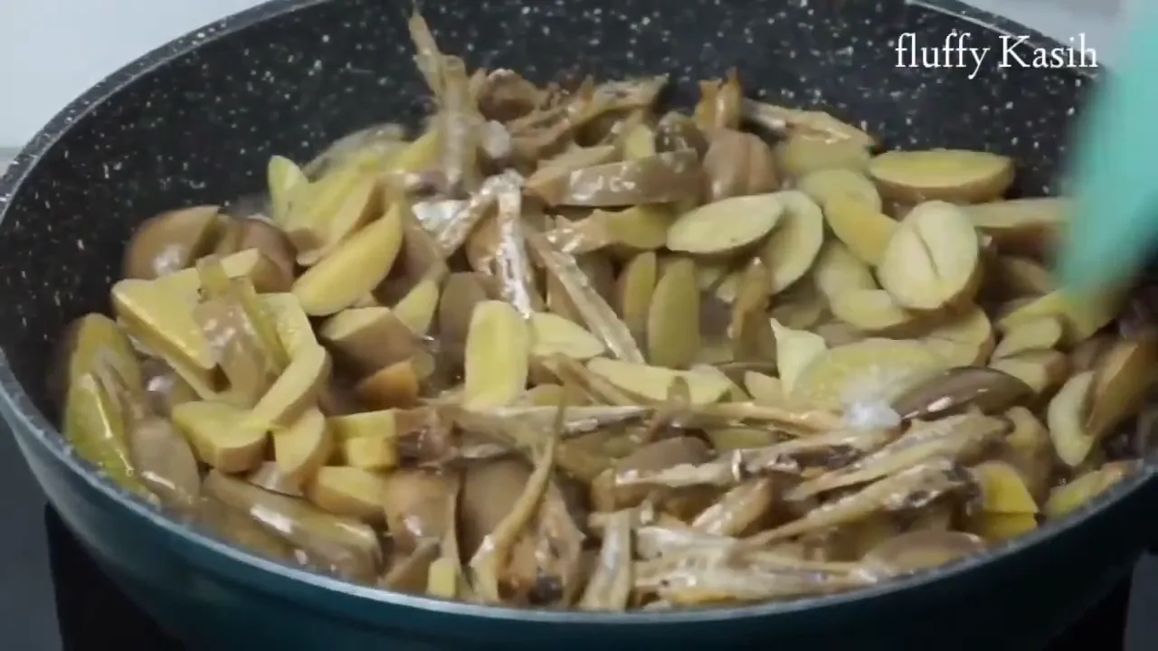 Jengkol dan sambal hijau sedang dimasak bersama teri asin