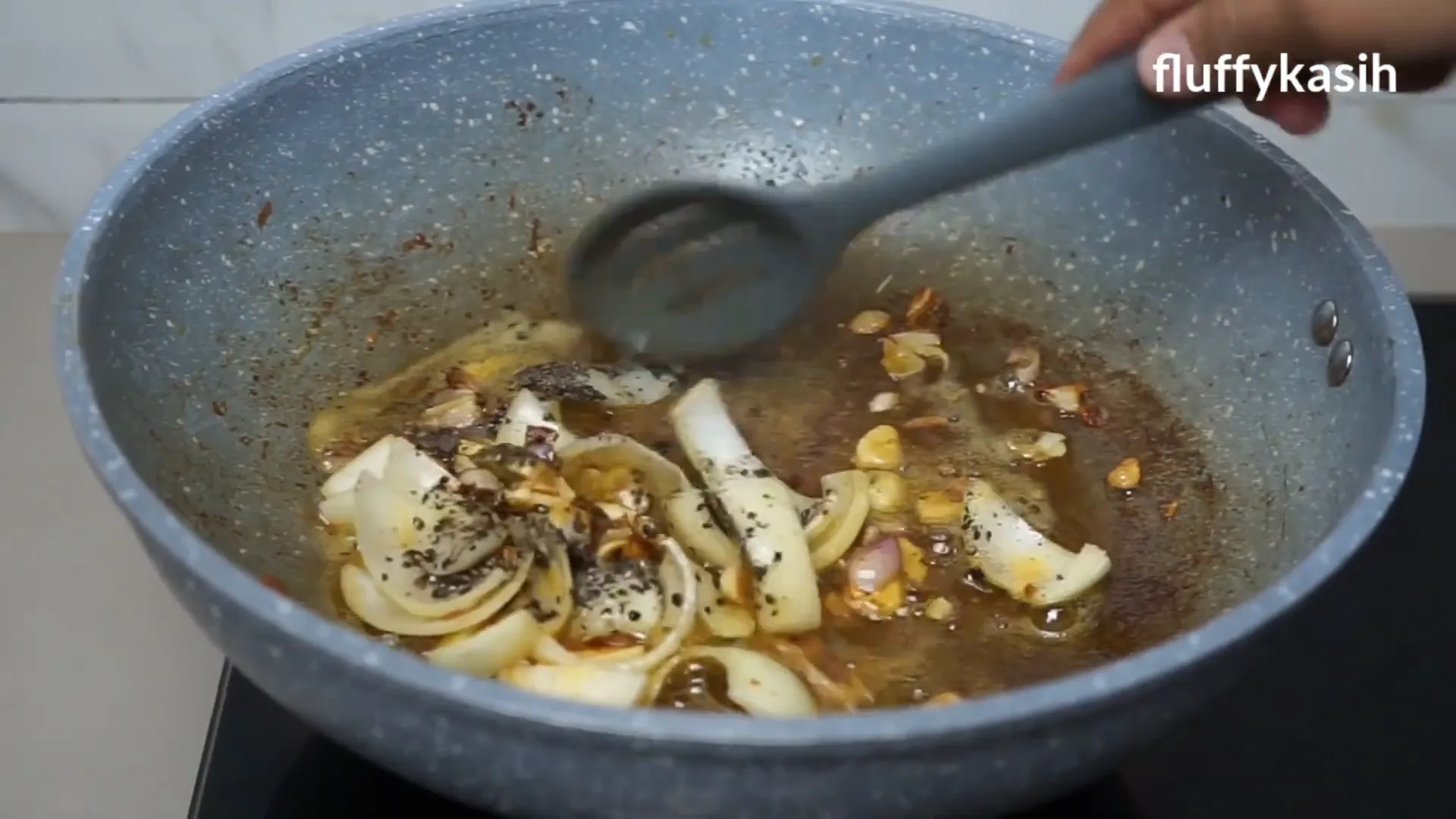 Tumis bumbu dan merica hitam untuk udang lada hitam