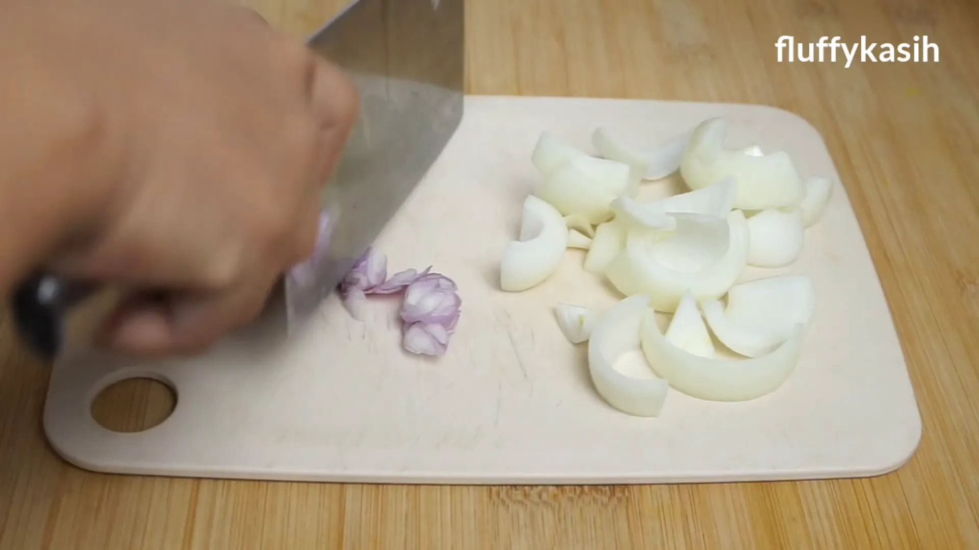 Persiapan bawang bombay dan bahan bumbu untuk udang lada hitam
