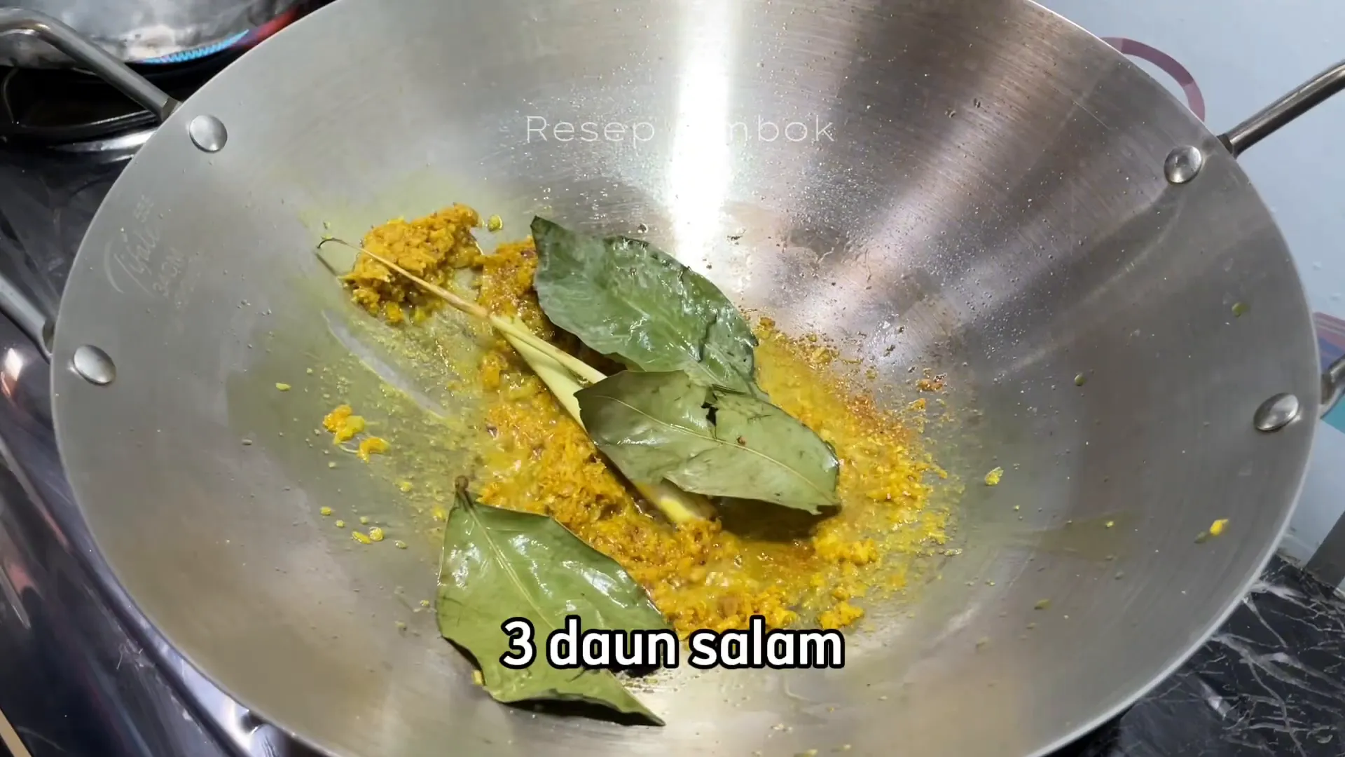 Bahan-bahan opor ayam kampung yang sudah disiapkan