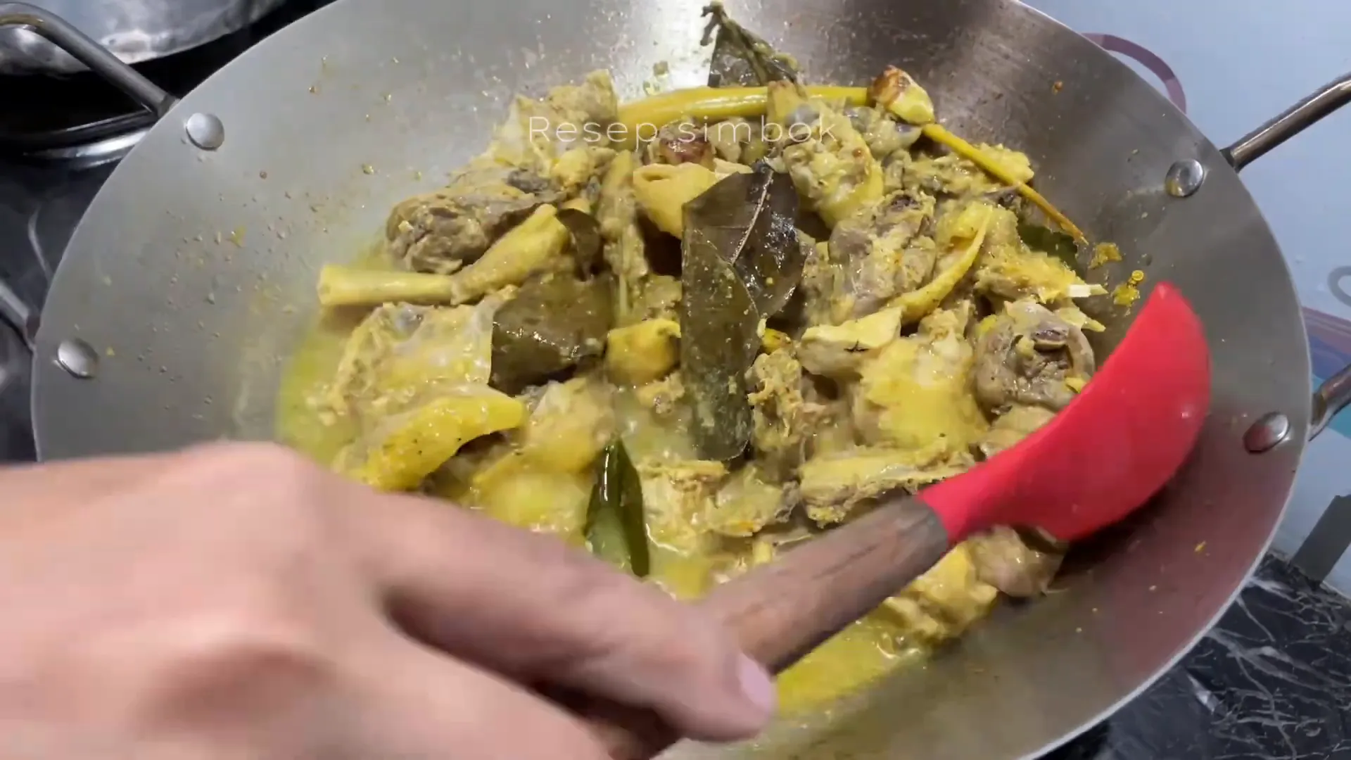 Opor ayam kampung siap disajikan dengan kuah santan yang kental