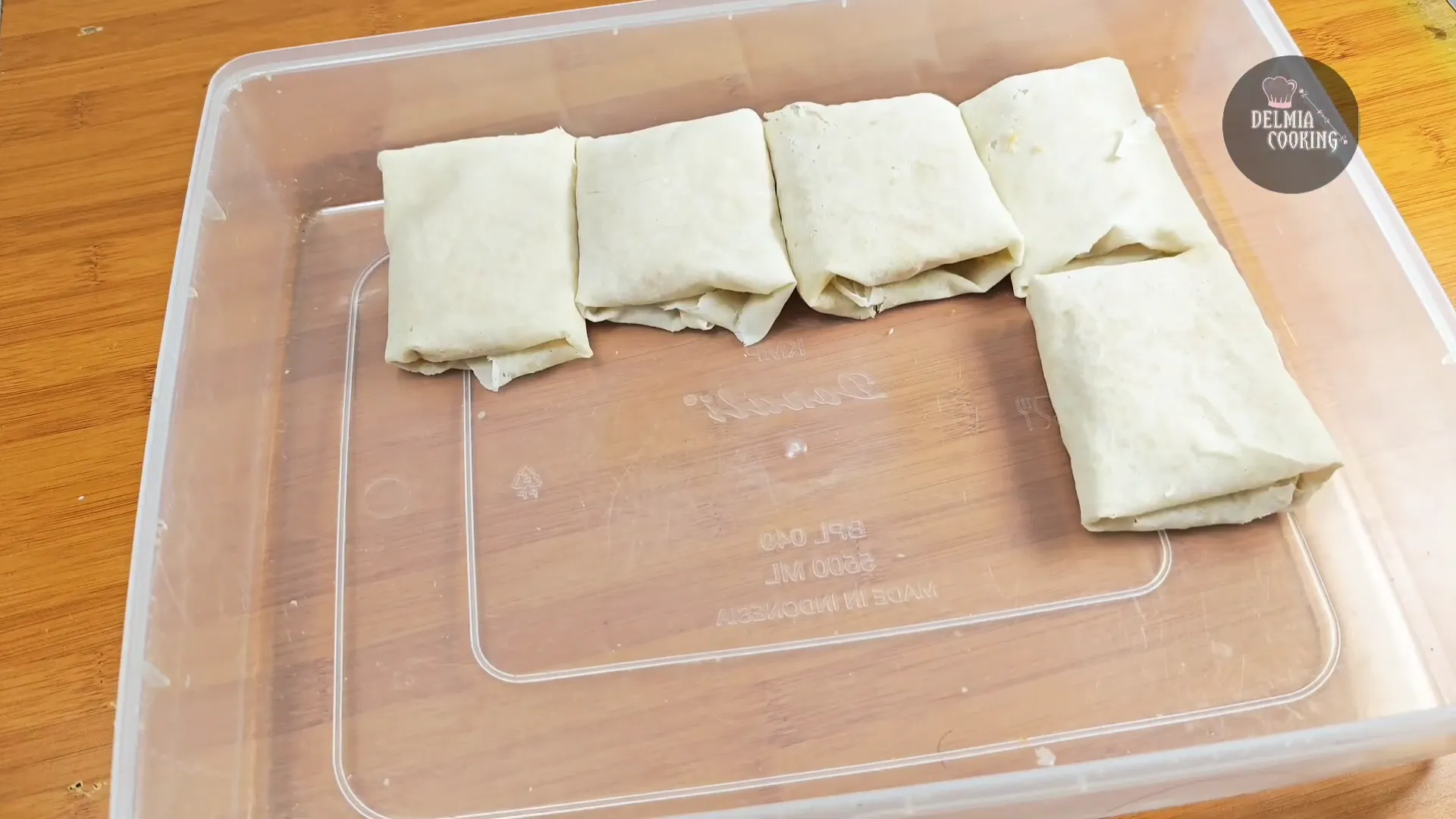 Proses mengisi adonan dimsum dengan keju dan melipat kulit lumpia