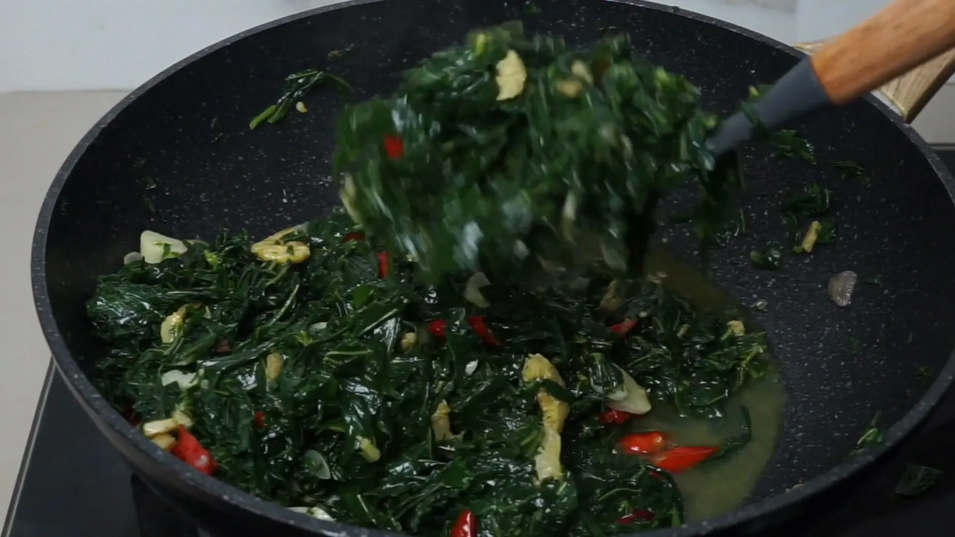 Oseng daun singkong siap disajikan dengan nasi hangat dan tempe goreng