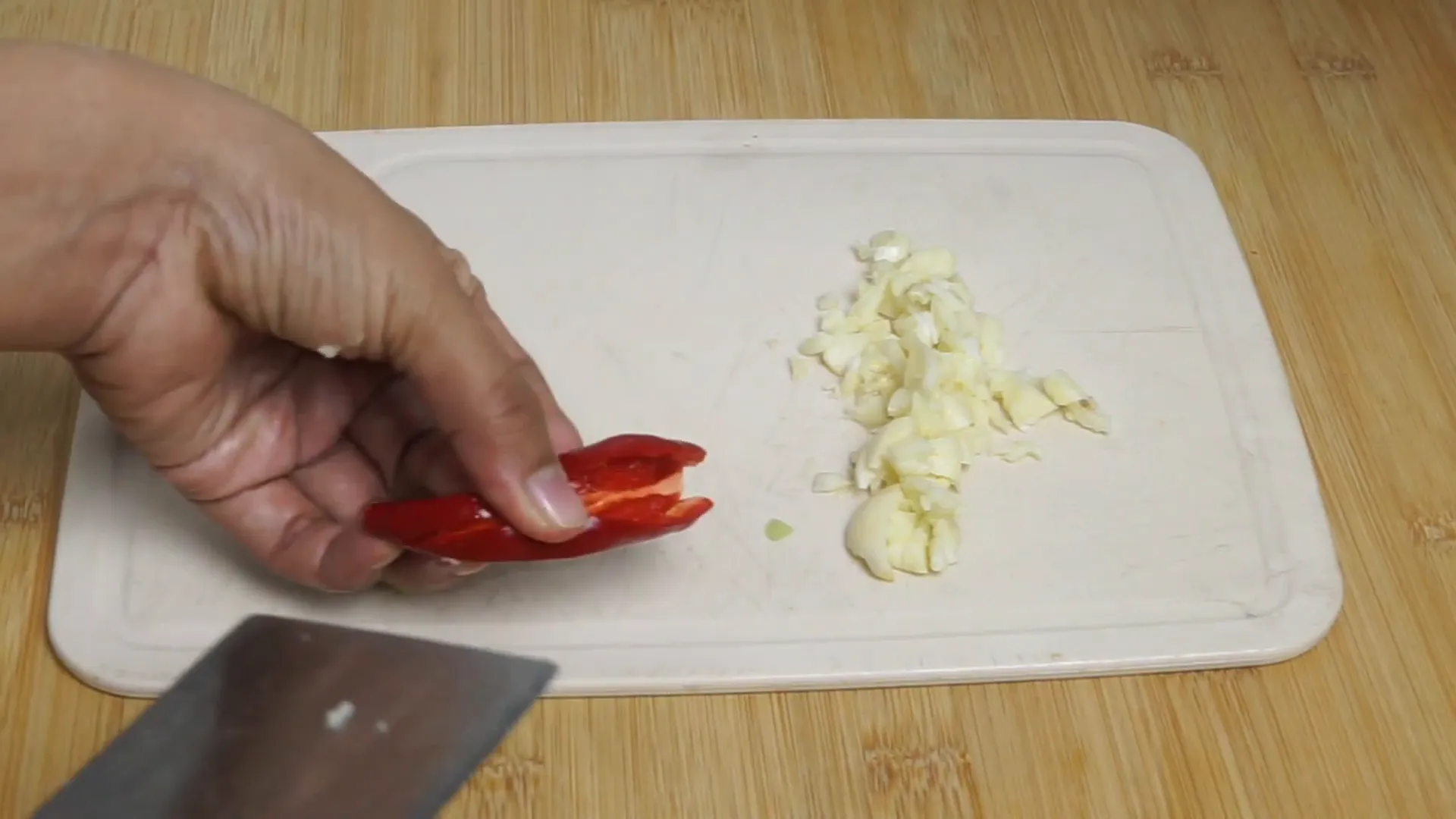 Bawang putih digeprek dan cabai besar tanpa biji siap ditumis