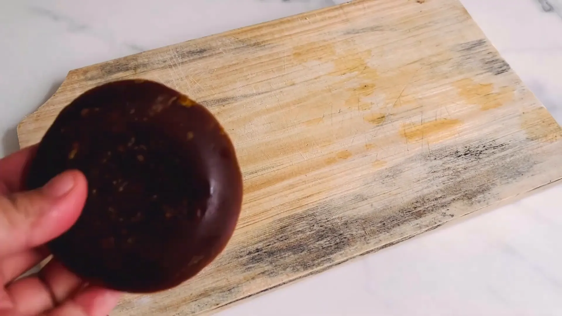Gula merah dan asam jawa sebagai bumbu pelengkap